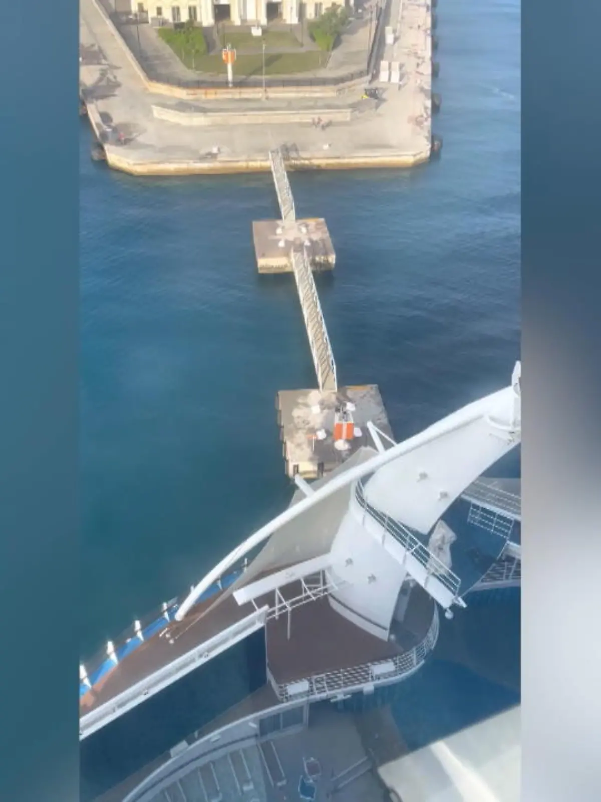 In einem Hafen auf Jamaika hat die "Harmony of the Seas" einen Zubringer getroffen – beim rückwärts Einparken. Viel schlimmer wäre es wohl gewesen, wenn der ganze Steg aus Beton gewesen wäre – einen kleinen Katzer hat der Ozeanriese von diesem Aufprall aber doch davongetragen.