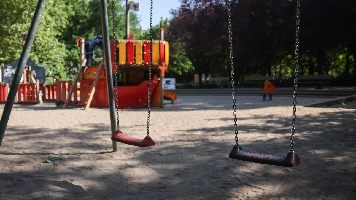 ARCHIV - 07.06.2023, Hamburg: Ein Spielplatz in einer Grünanlage am Isebekkanal. Kitas ohne Außenfläche müssen in Hamburg monatlich Gebühren für die Nutzung öffentlicher Spielplätze zahlen. Nach einer Klage gibt es nun eine Gerichtsentscheidung dazu. (zu dpa: «Gericht lehnt aktuelles Konzept zur Spielplatz-Gebühr für Kitas ab») Foto: Christian Charisius/dpa +++ dpa-Bildfunk +++