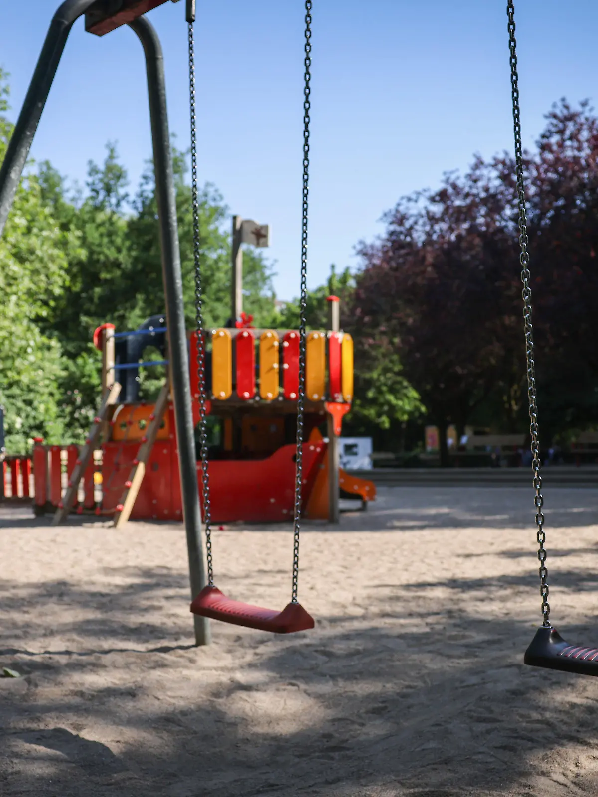ARCHIV - 07.06.2023, Hamburg: Ein Spielplatz in einer Grünanlage am Isebekkanal. Kitas ohne Außenfläche müssen in Hamburg monatlich Gebühren für die Nutzung öffentlicher Spielplätze zahlen. Nach einer Klage gibt es nun eine Gerichtsentscheidung dazu. (zu dpa: «Gericht lehnt aktuelles Konzept zur Spielplatz-Gebühr für Kitas ab») Foto: Christian Charisius/dpa +++ dpa-Bildfunk +++