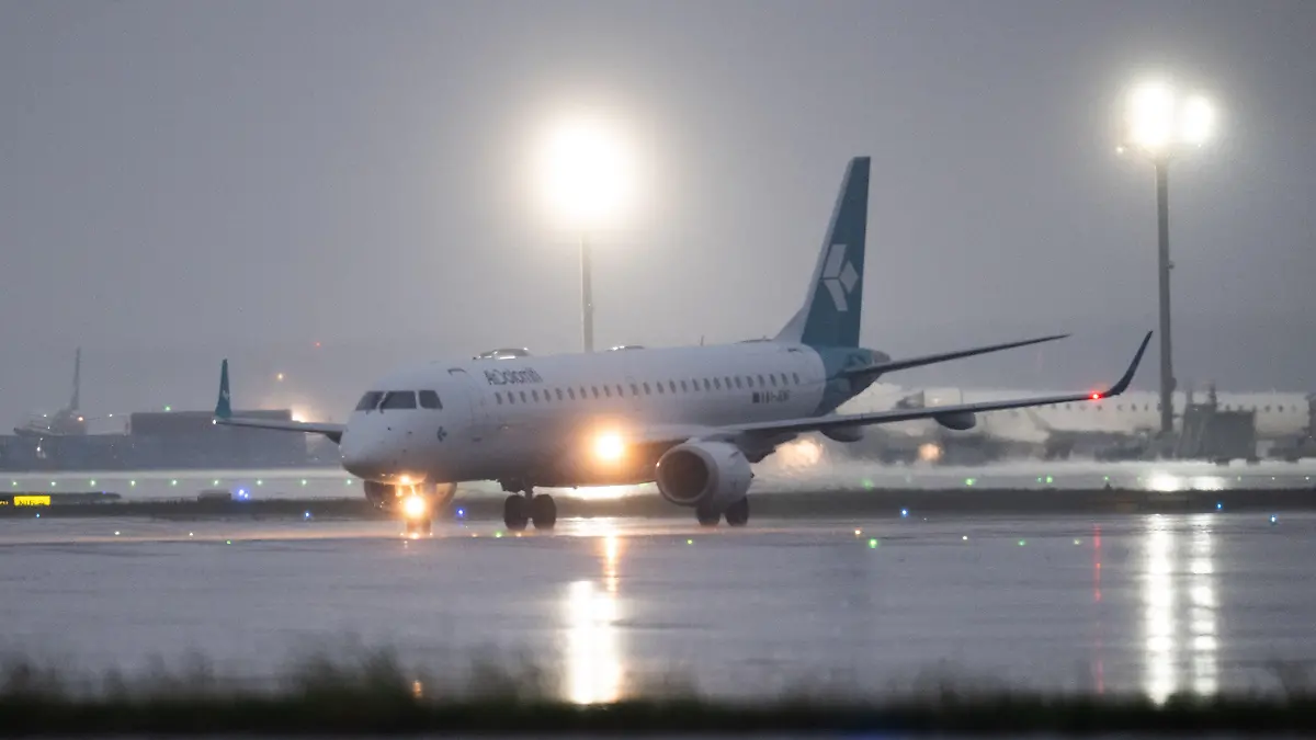 PRODUKTION - 02.05.2024, Hessen, Frankfurt/Main: Während eines massiven Unwetters stehen Flugzeuge auf dem Flughafen Frankfurt. Die Abfertigung der Maschinen wurde für die Dauer des Gewitters ausgesetzt. Foto: Boris Roessler/dpa +++ dpa-Bildfunk +++