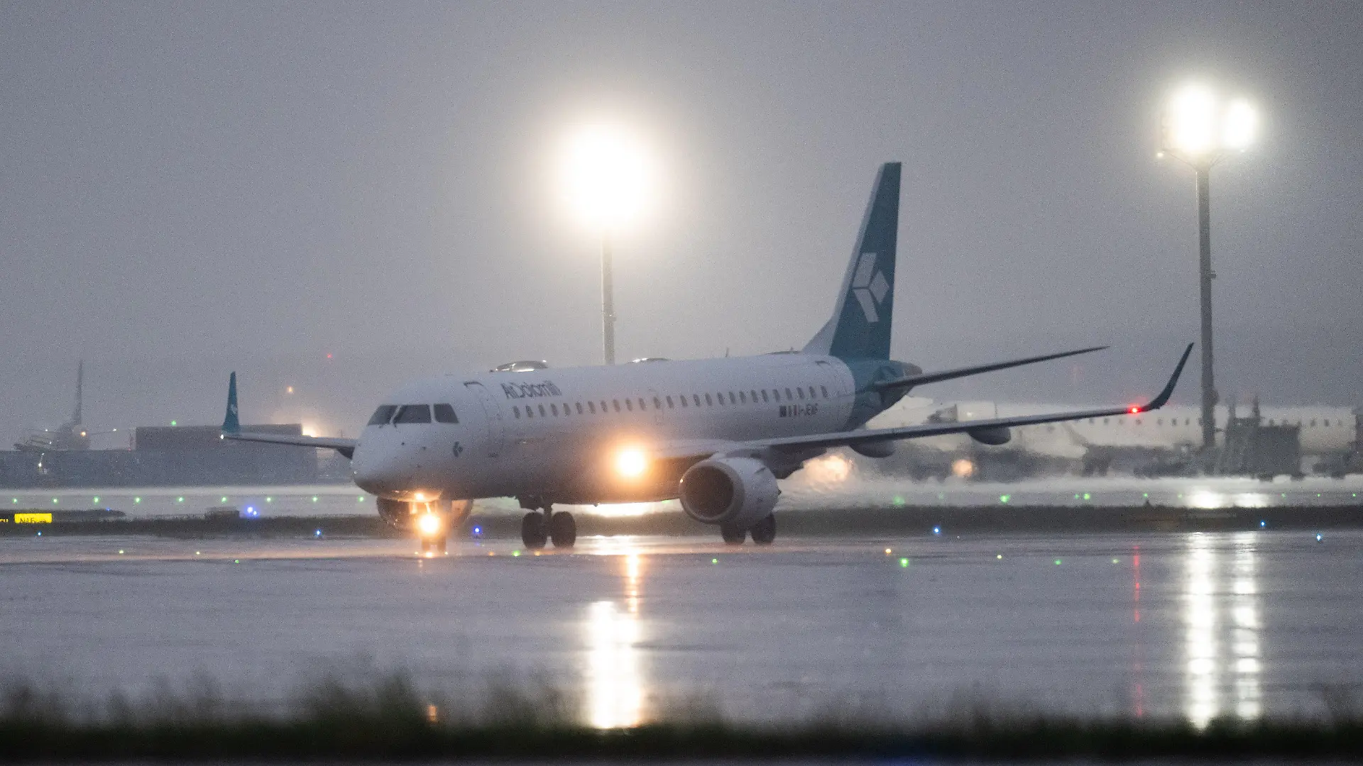 PRODUKTION - 02.05.2024, Hessen, Frankfurt/Main: Während eines massiven Unwetters stehen Flugzeuge auf dem Flughafen Frankfurt. Die Abfertigung der Maschinen wurde für die Dauer des Gewitters ausgesetzt. Foto: Boris Roessler/dpa +++ dpa-Bildfunk +++