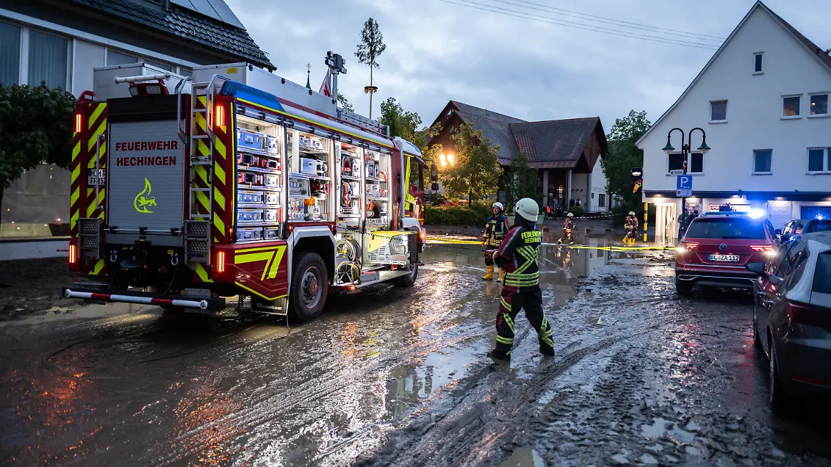 02.05.2024, Baden-Württemberg, Bisingen: Einsatzkräfte der Feuerwehr sind nach einem Unwetter in der Gemeinde Bisingen im Zollernalbkreis im Einsatz. Der Bisinger Martkplatz und die Straßen rund um das Ortszentrum stehen unter Wasser. Foto: Silas Stein/dpa +++ dpa-Bildfunk +++