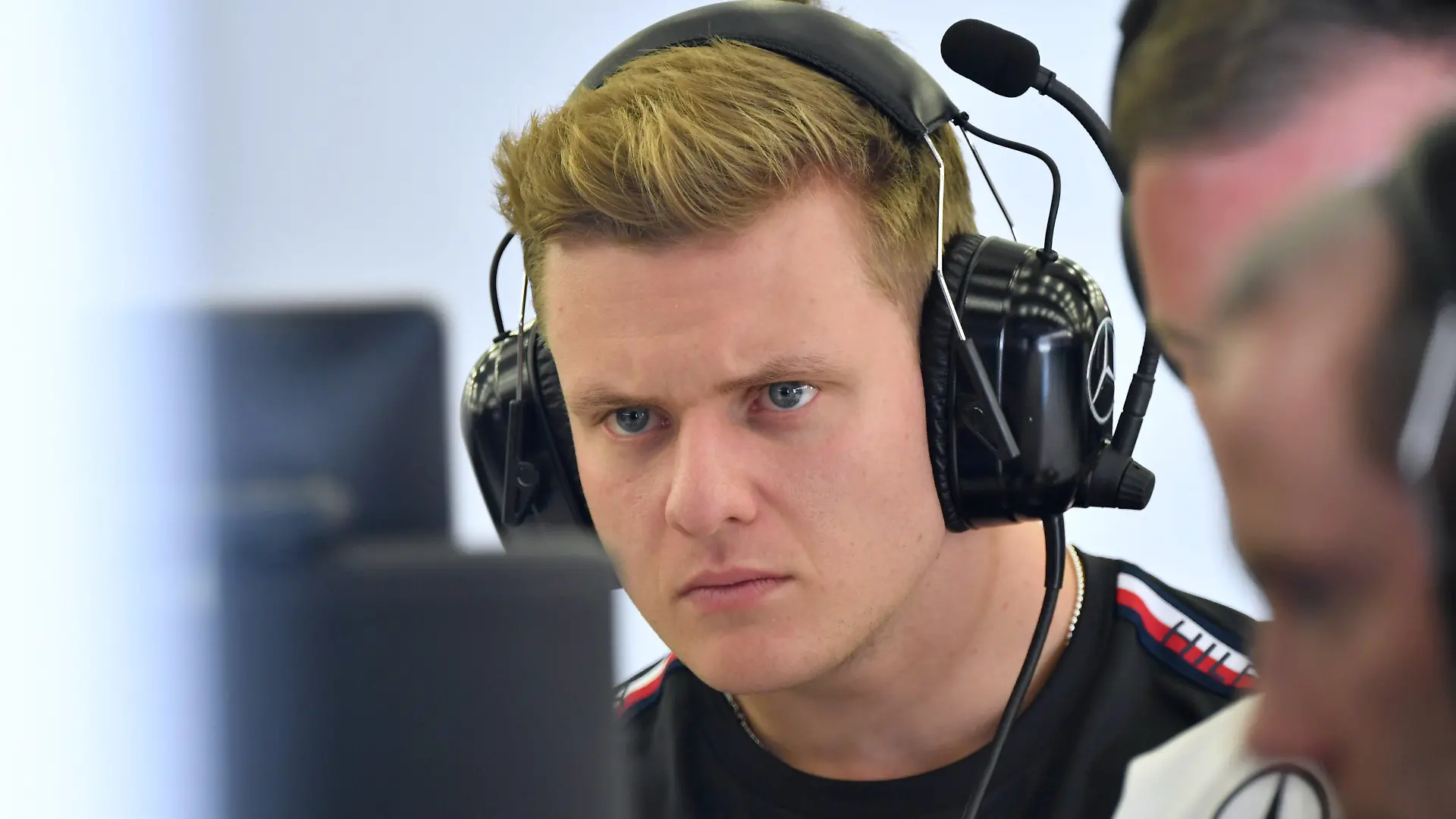 ARCHIV - 23.02.2023, Bahrain, Sakhir: Motorsport: Formel-1-Testfahrten in Bahrain. Testfahrer Mick Schumacher aus Deutschland vom Team Mercedes in der Box. Er arbeitete vor der Silverstone-Qualifikation als Testfahrer bis tief in die Nacht im Simular. (zu dpa: «Spätschicht bis in die Nacht für Mick Schumacher») Foto: Hasan Bratic/dpa +++ dpa-Bildfunk +++