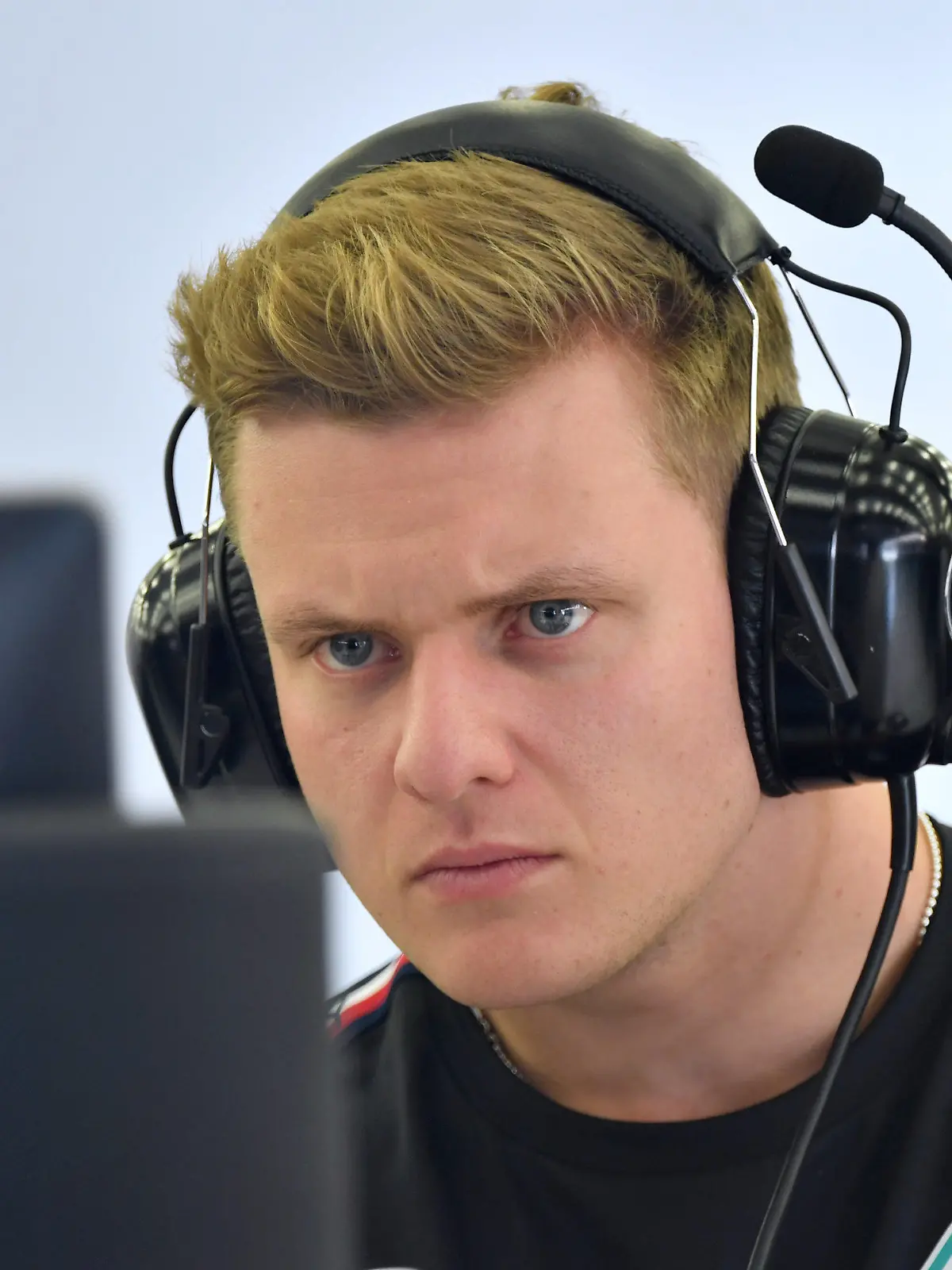 ARCHIV - 23.02.2023, Bahrain, Sakhir: Motorsport: Formel-1-Testfahrten in Bahrain. Testfahrer Mick Schumacher aus Deutschland vom Team Mercedes in der Box. Er arbeitete vor der Silverstone-Qualifikation als Testfahrer bis tief in die Nacht im Simular. (zu dpa: «Spätschicht bis in die Nacht für Mick Schumacher») Foto: Hasan Bratic/dpa +++ dpa-Bildfunk +++
