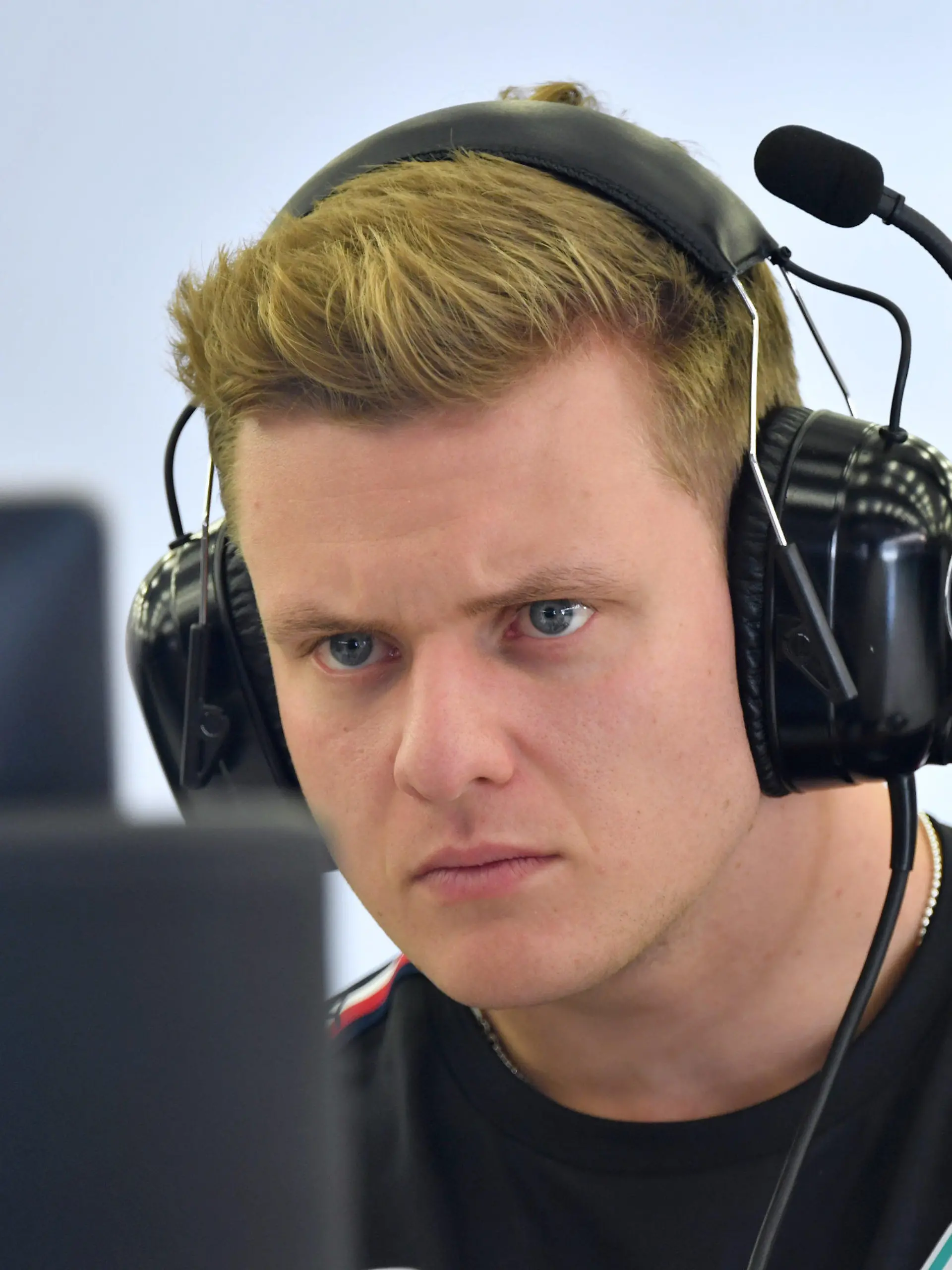 ARCHIV - 23.02.2023, Bahrain, Sakhir: Motorsport: Formel-1-Testfahrten in Bahrain. Testfahrer Mick Schumacher aus Deutschland vom Team Mercedes in der Box. Er arbeitete vor der Silverstone-Qualifikation als Testfahrer bis tief in die Nacht im Simular. (zu dpa: «Spätschicht bis in die Nacht für Mick Schumacher») Foto: Hasan Bratic/dpa +++ dpa-Bildfunk +++