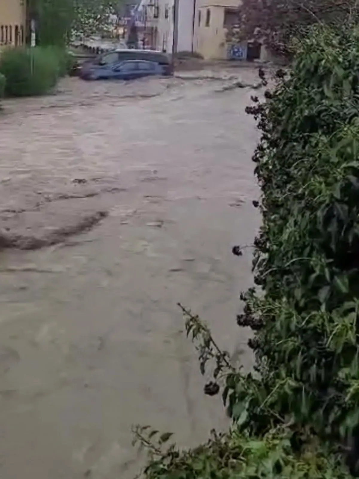 Überspülte Straßen, geflutete Keller, Blitzeinschläge und Zugausfälle. Heftige Gewitter mit Starkregen und Hagel sind über die Mitte und den Südwesten Deutschlands hinweggezogen. 

Wieder traf es auch das Ahrtal, hier wurden Erinnerungen an die Flut-Katastrophe vor drei Jahren wach. Besonders heftig war es diesmal aber in Baden-Würrtemberg.