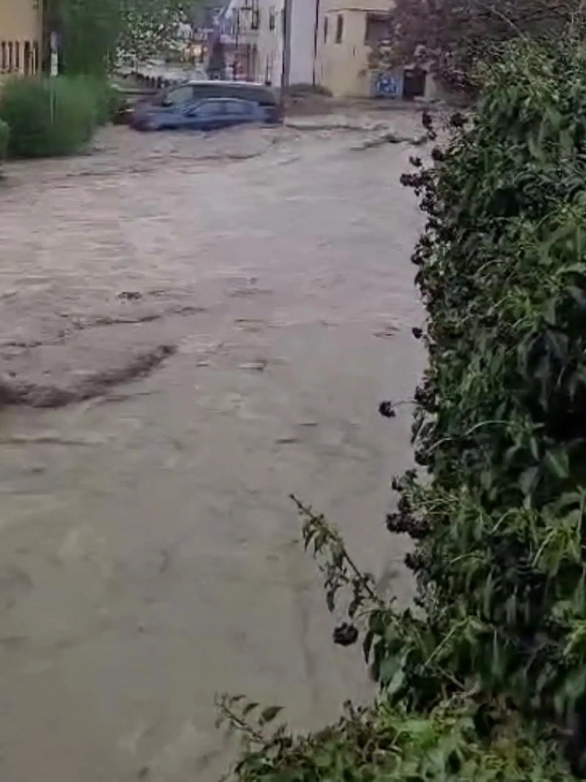 Überspülte Straßen, geflutete Keller, Blitzeinschläge und Zugausfälle. Heftige Gewitter mit Starkregen und Hagel sind über die Mitte und den Südwesten Deutschlands hinweggezogen. 

Wieder traf es auch das Ahrtal, hier wurden Erinnerungen an die Flut-Katastrophe vor drei Jahren wach. Besonders heftig war es diesmal aber in Baden-Würrtemberg.