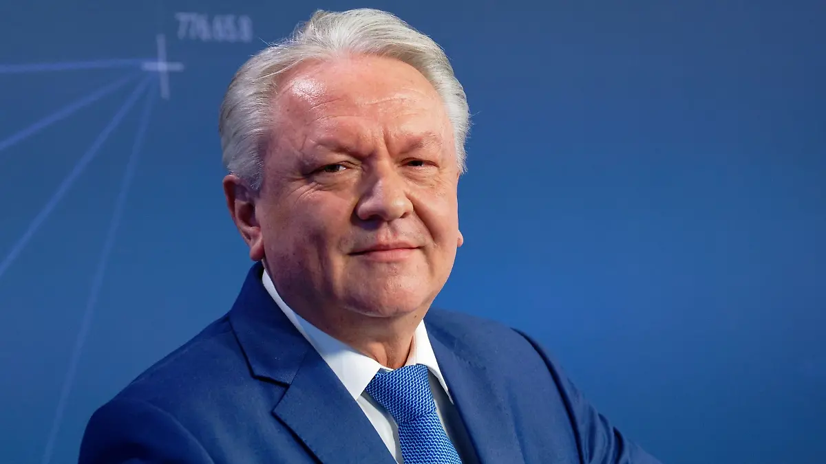Armin Papperger, Vorstandsvorsitzender der Rheinmetall AG steht bei der Online abgehaltenen Jahrespressekonferenz der Rheinmetall AG auf dem Podium.