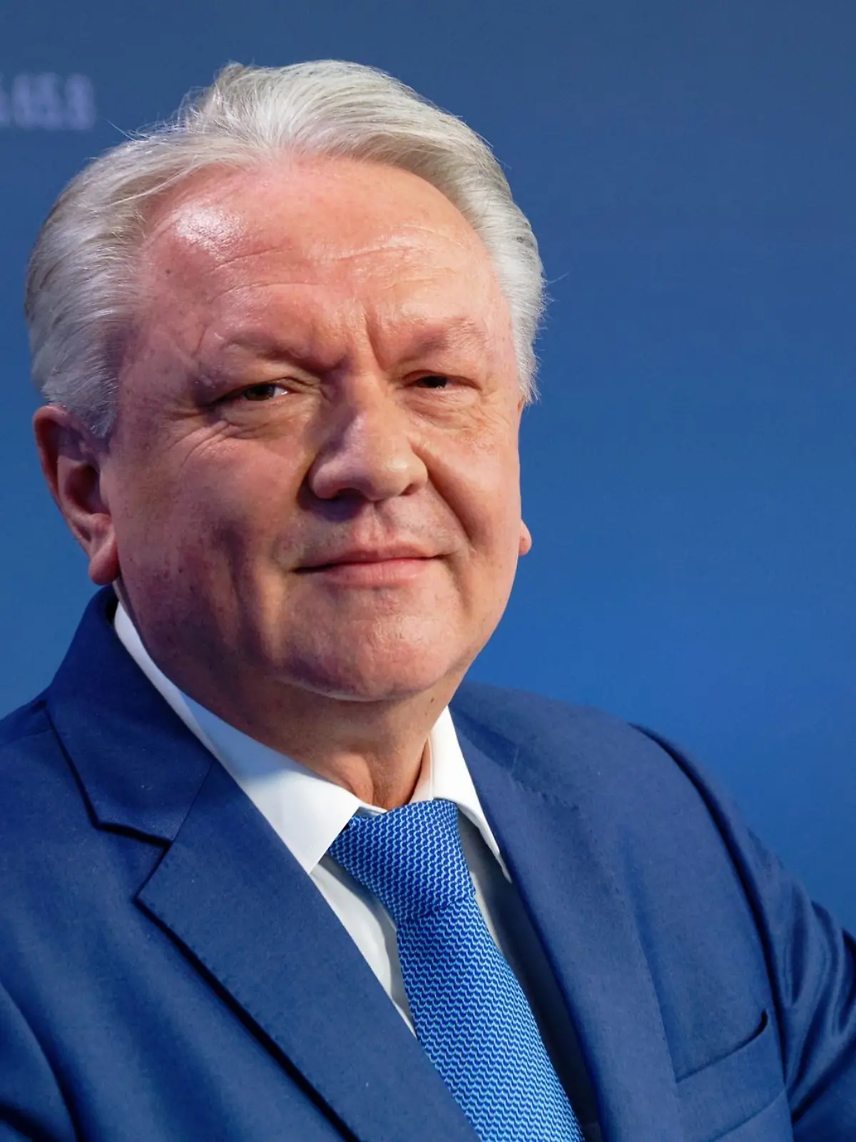 Armin Papperger, Vorstandsvorsitzender der Rheinmetall AG steht bei der Online abgehaltenen Jahrespressekonferenz der Rheinmetall AG auf dem Podium.