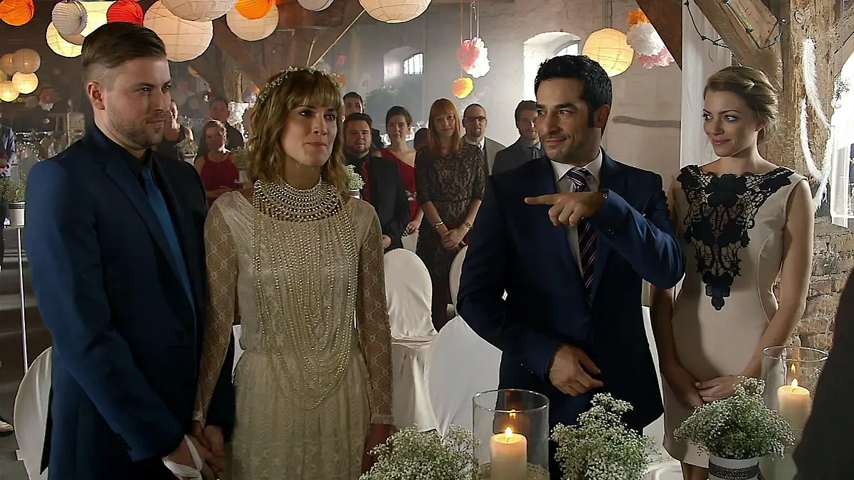 Pia, John, Emily und Tayfun stehen vor dem Altar.