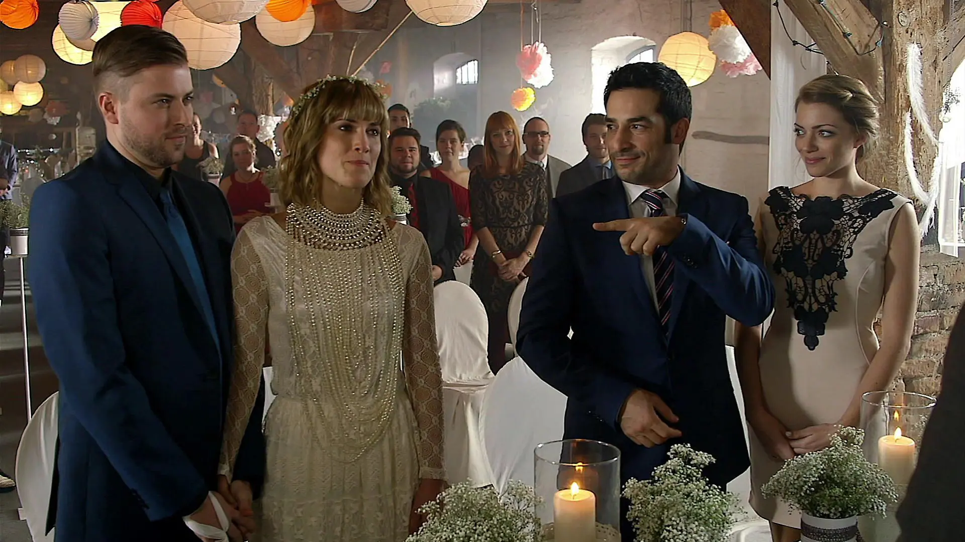 Pia, John, Emily und Tayfun stehen vor dem Altar.