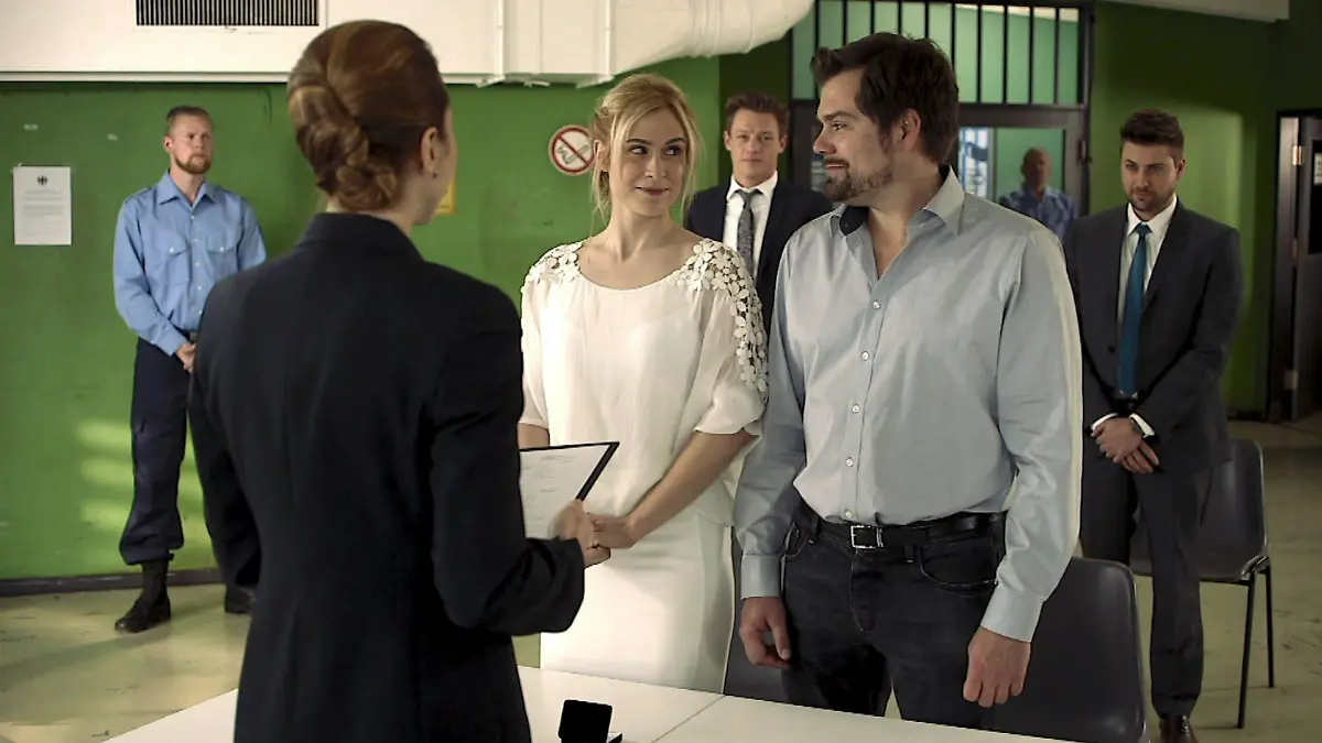 Sophie und Leon schauen sich verliebt an.