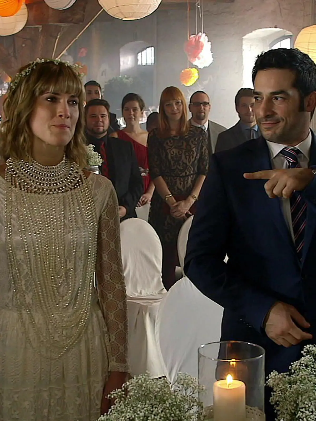 Vor dem Altar stehen vier Leute: Sophie, Tayfun, Pia und John.