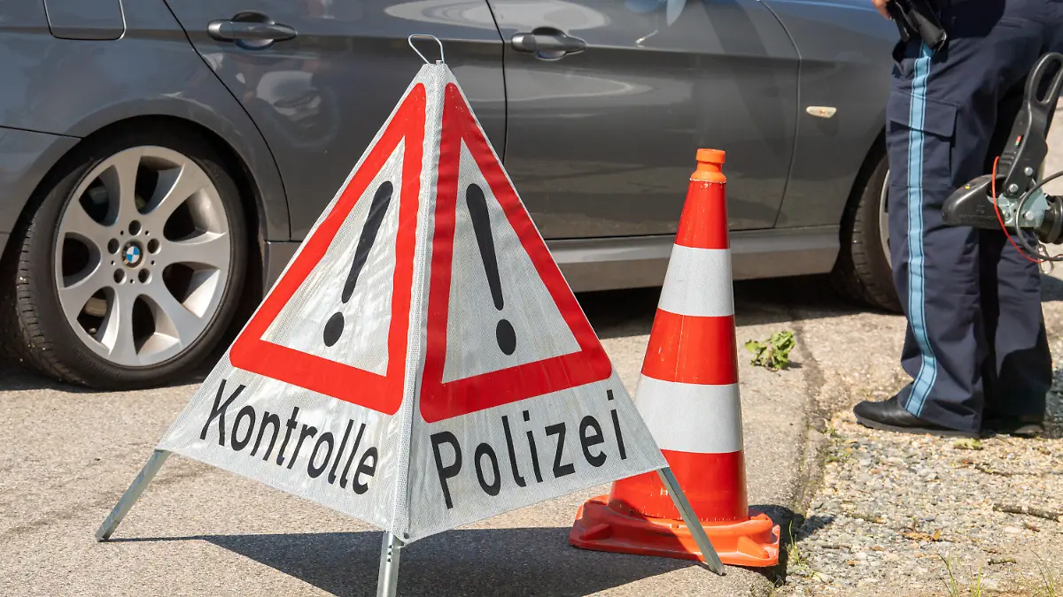 ARCHIV - 11.08.2021, Bayern, Piding: Symbolbild - Ein Schild mit Aufschrift ·Kontrolle Polizei· steht während einer Veranstaltung auf dem Kontrollplatz Piding Nord, A8, Fahrtrichtung München. (zu dpa: «Polizei findet 350 000 Euro in Auto - Geldwäscheverdacht») Foto: Peter Kneffel/dpa +++ dpa-Bildfunk +++