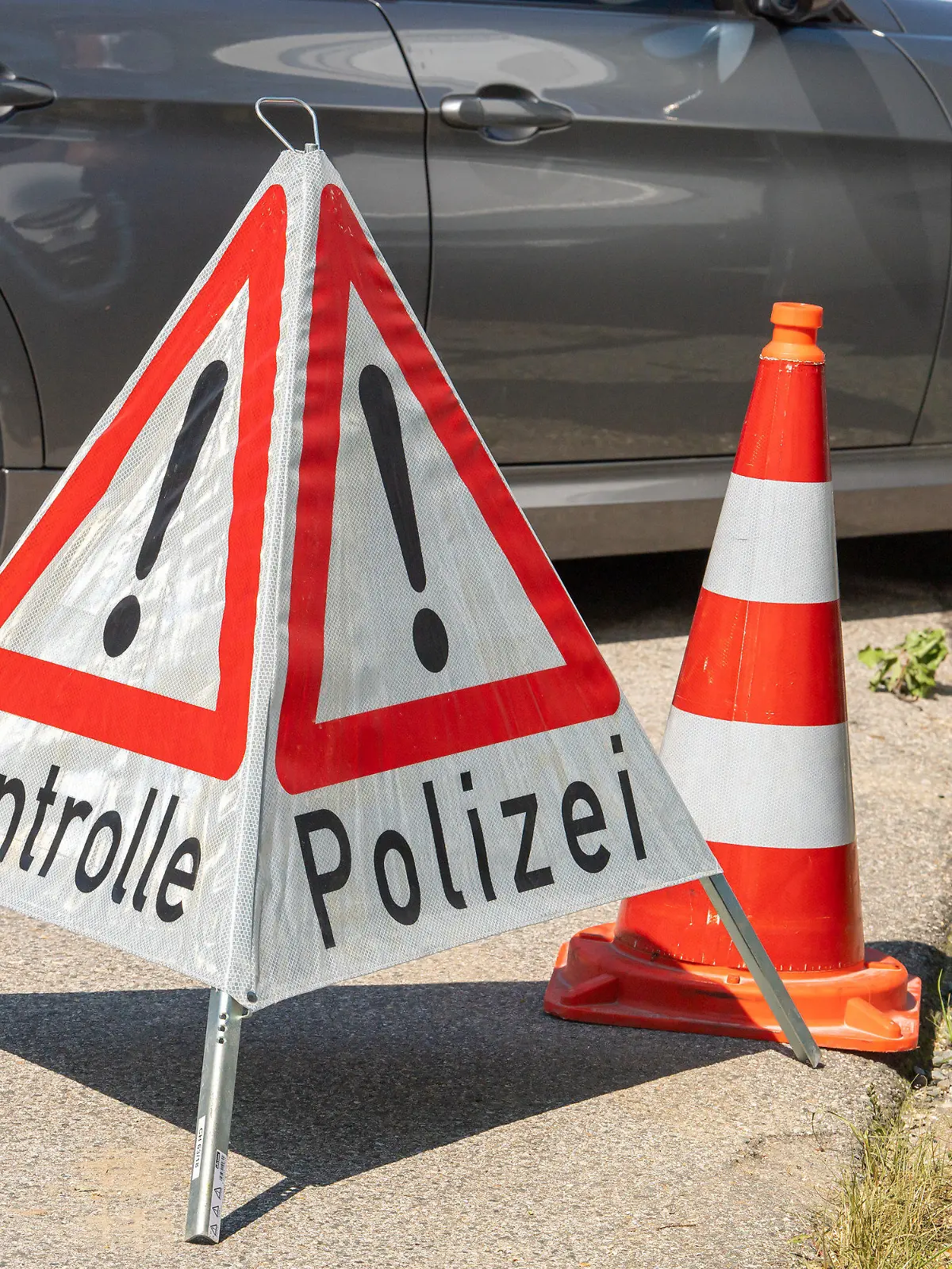 ARCHIV - 11.08.2021, Bayern, Piding: Symbolbild - Ein Schild mit Aufschrift ·Kontrolle Polizei· steht während einer Veranstaltung auf dem Kontrollplatz Piding Nord, A8, Fahrtrichtung München. (zu dpa: «Polizei findet 350 000 Euro in Auto - Geldwäscheverdacht») Foto: Peter Kneffel/dpa +++ dpa-Bildfunk +++