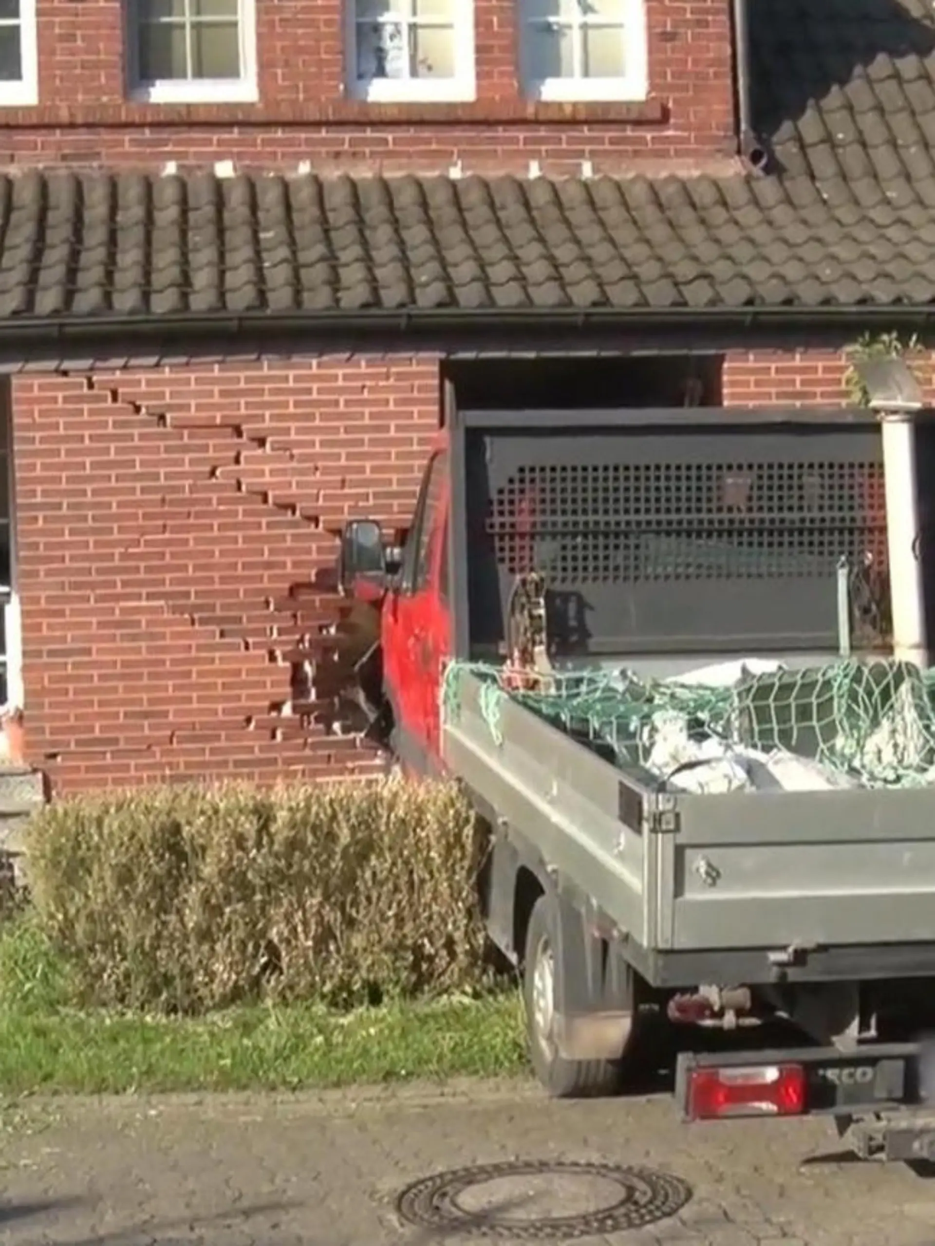 Mitten im Esszimmer kommt das Fahrzeug zum Stehen. Die fünfköpfige Familie hat an diesem Abend einen riesigen Schutzengel.