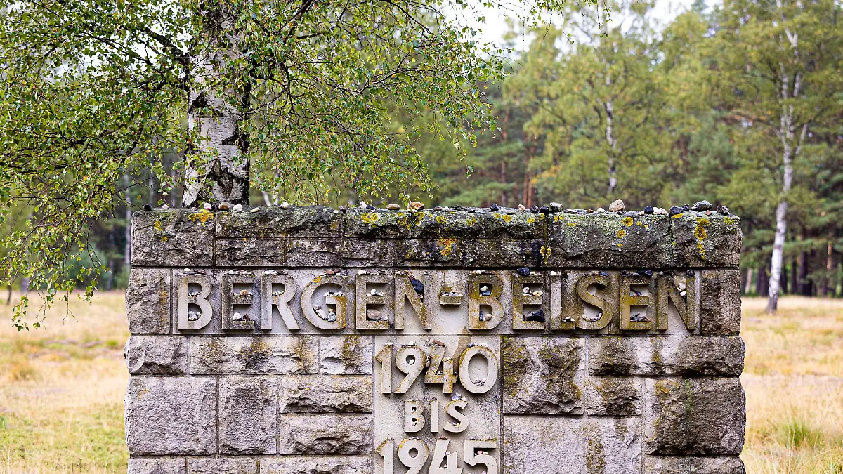 Der Schriftzug «Bergen-Belsen, 1940 bis 1945» steht auf einer Steinwand auf dem Gelände der Gedenkstätte Bergen-Belsen im Landkreis Celle.