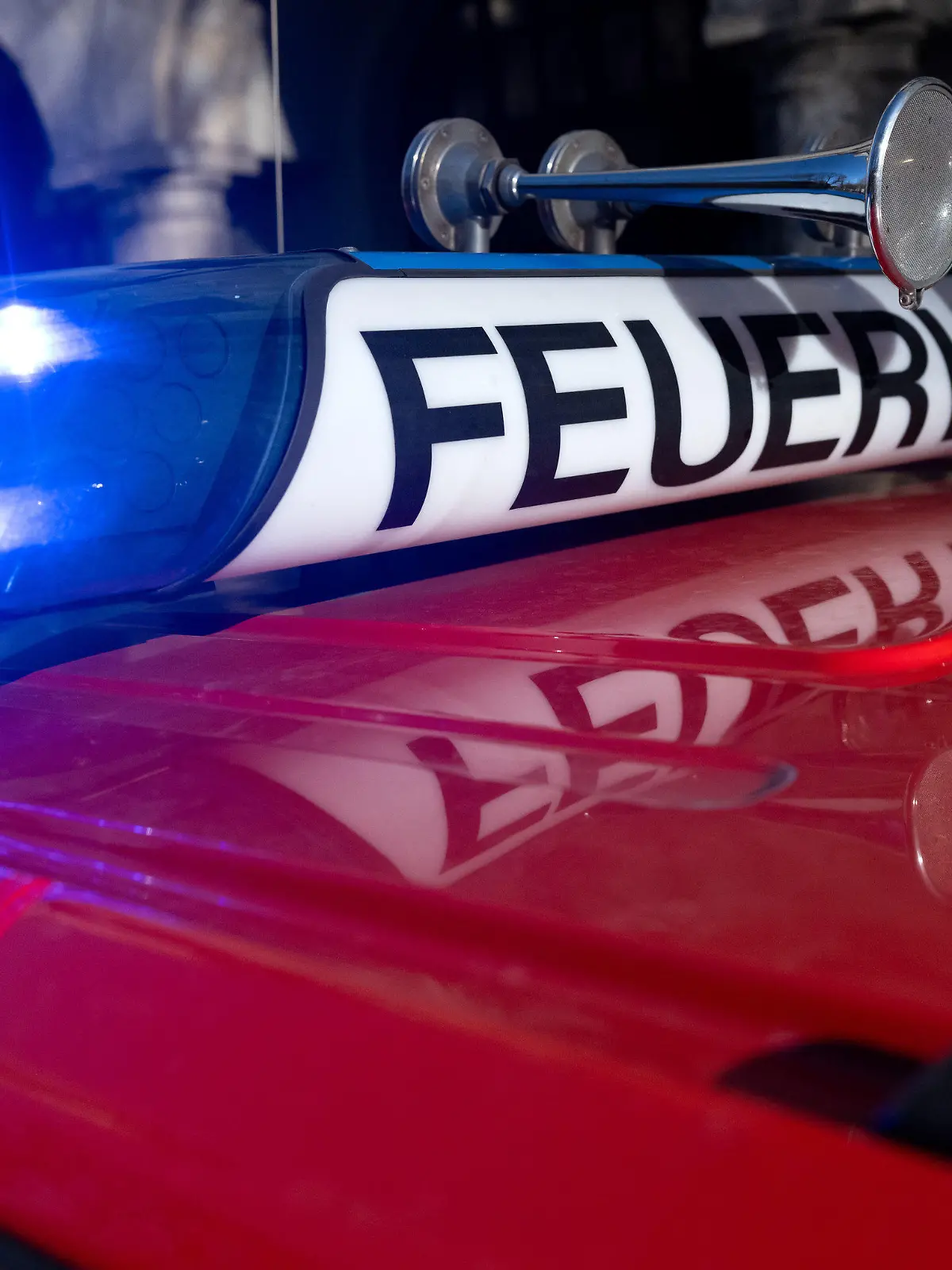 ARCHIV - 05.02.2024, Bayern, München: Ein Einsatzfahrzeug der Feuerwehr mit eingeschaltetem Blaulicht. (zu dpa: «Rund 100 000 Schaden bei Feuer in Schule») Foto: Sven Hoppe/dpa +++ dpa-Bildfunk +++