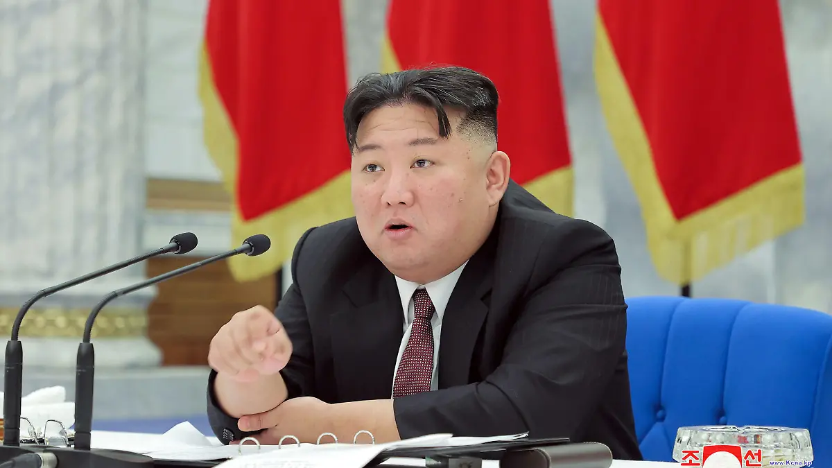 HANDOUT - 30.12.2022, Nordkorea, Pjöngjang: Die von der staatliche Nachrichtenagentur von Nordkorea KCNA (Korean Central News Agency) zur Verfügung gestellte Aufnahme zeigt Kim Jong Un, Machthaber in Nordkorea, während einer Versammlung der Partei der Arbeit Koreas. (Unabhängige Journalisten hatten keinen Zugang zu dem dargestellten Ereignis. Das Bild wurde von der staatlichen nordkoreanischen Nachrichtenagentur KCNA zur Verfügung gestellt. Sein Inhalt kann nicht eindeutig verifiziert werden. Das Wasserzeichen in koreanischer Sprache auf dem von der Quelle bereitgestellten Bild lautet: «KCNA».) (zu dpa «Nordkoreas Machthaber will Zusammenarbeit mit Russland stärken») Foto: -/KCNA/dpa +++ dpa-Bildfunk +++