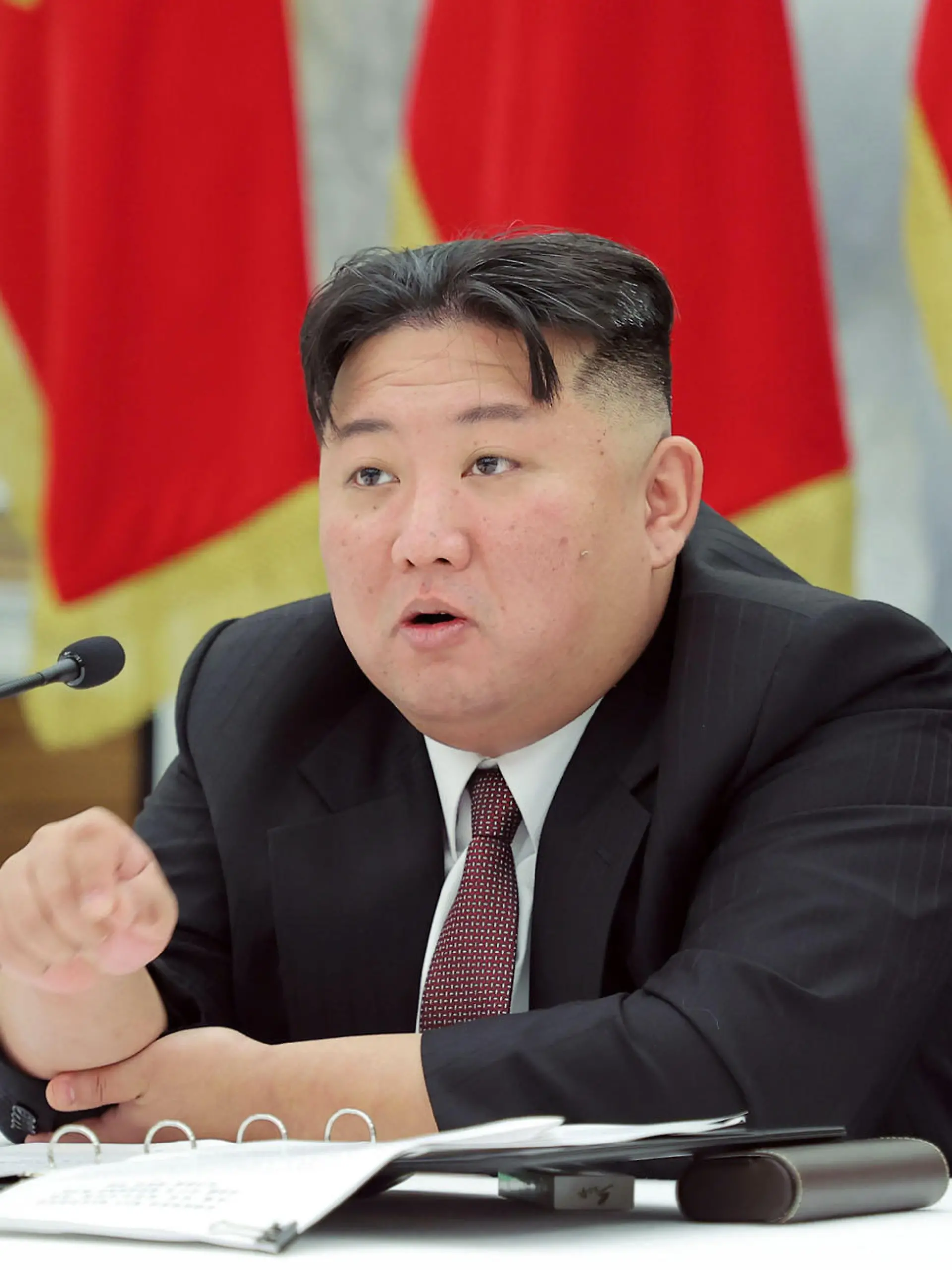 HANDOUT - 30.12.2022, Nordkorea, Pjöngjang: Die von der staatliche Nachrichtenagentur von Nordkorea KCNA (Korean Central News Agency) zur Verfügung gestellte Aufnahme zeigt Kim Jong Un, Machthaber in Nordkorea, während einer Versammlung der Partei der Arbeit Koreas. (Unabhängige Journalisten hatten keinen Zugang zu dem dargestellten Ereignis. Das Bild wurde von der staatlichen nordkoreanischen Nachrichtenagentur KCNA zur Verfügung gestellt. Sein Inhalt kann nicht eindeutig verifiziert werden. Das Wasserzeichen in koreanischer Sprache auf dem von der Quelle bereitgestellten Bild lautet: «KCNA».) (zu dpa «Nordkoreas Machthaber will Zusammenarbeit mit Russland stärken») Foto: -/KCNA/dpa +++ dpa-Bildfunk +++