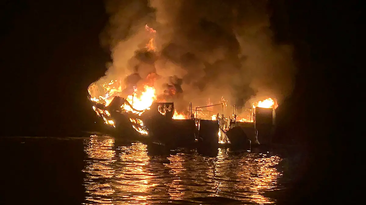 ARCHIV - 04.09.2019, USA, Santa Cruz Island: HANDOUT - Dieses vom Santa Barbara County Fire Department zur Verfügung gestellte Bild zeigt das brennende Tauchboot "Conception" in einer Bucht vor der Insel Santa Cruz vor der südkalifornischen Küste Anfang September 2019. (zu dpa: «Bootsfeuer mit 34 Toten: Vier Jahre Gefängnis für Kapitän in USA») Foto: Uncredited/Santa Barbara County Fire Department/dpa +++ dpa-Bildfunk +++