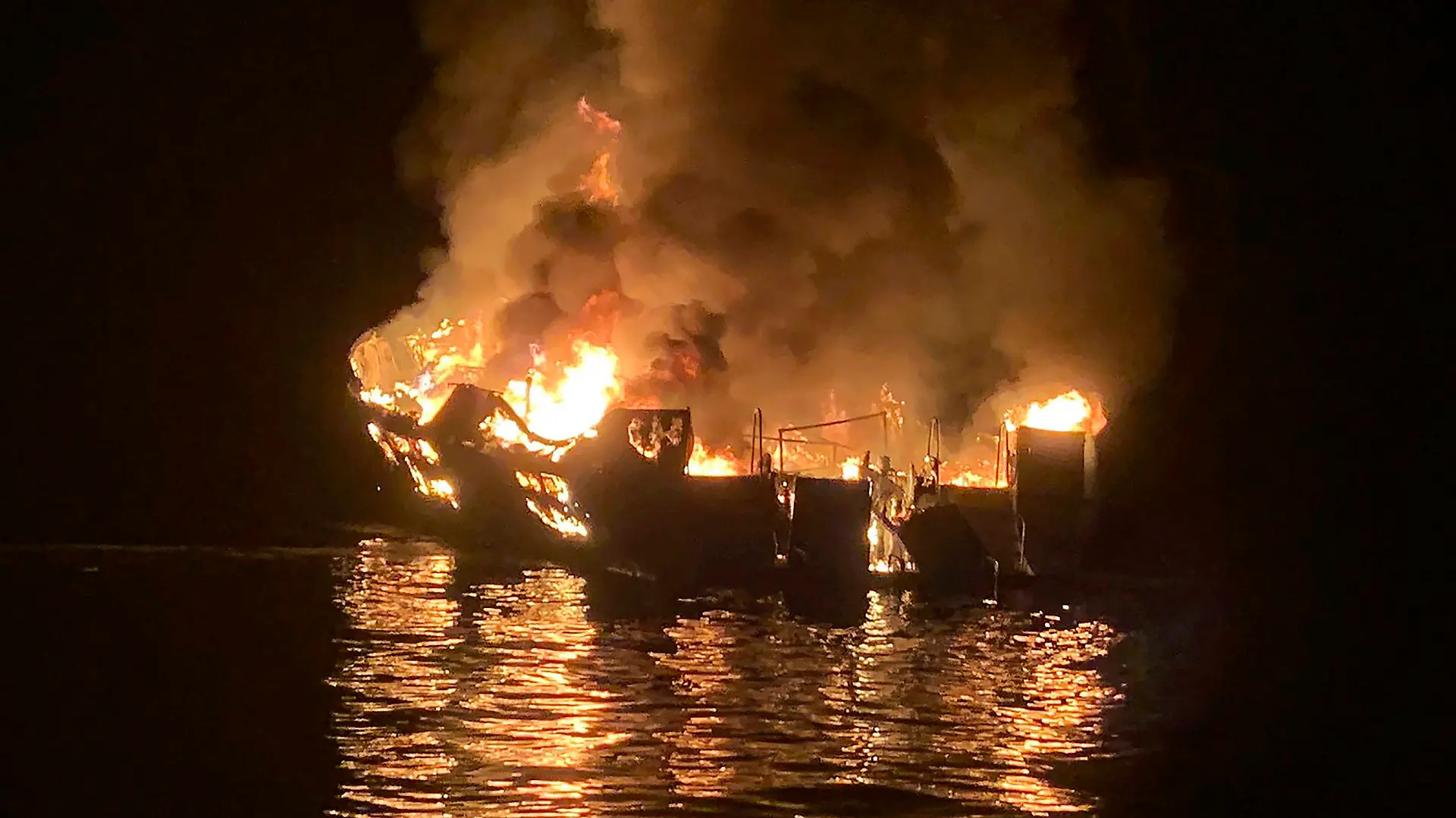 ARCHIV - 04.09.2019, USA, Santa Cruz Island: HANDOUT - Dieses vom Santa Barbara County Fire Department zur Verfügung gestellte Bild zeigt das brennende Tauchboot "Conception" in einer Bucht vor der Insel Santa Cruz vor der südkalifornischen Küste Anfang September 2019. (zu dpa: «Bootsfeuer mit 34 Toten: Vier Jahre Gefängnis für Kapitän in USA») Foto: Uncredited/Santa Barbara County Fire Department/dpa +++ dpa-Bildfunk +++
