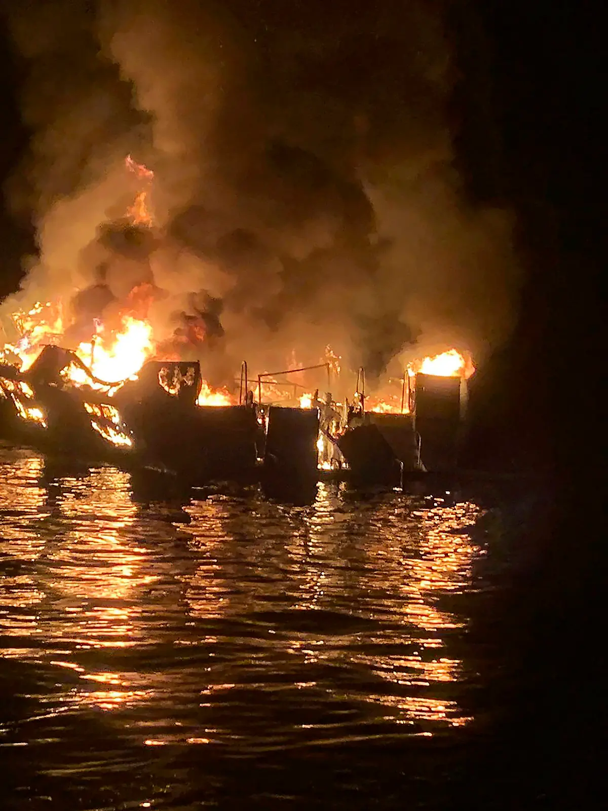 ARCHIV - 04.09.2019, USA, Santa Cruz Island: HANDOUT - Dieses vom Santa Barbara County Fire Department zur Verfügung gestellte Bild zeigt das brennende Tauchboot "Conception" in einer Bucht vor der Insel Santa Cruz vor der südkalifornischen Küste Anfang September 2019. (zu dpa: «Bootsfeuer mit 34 Toten: Vier Jahre Gefängnis für Kapitän in USA») Foto: Uncredited/Santa Barbara County Fire Department/dpa +++ dpa-Bildfunk +++