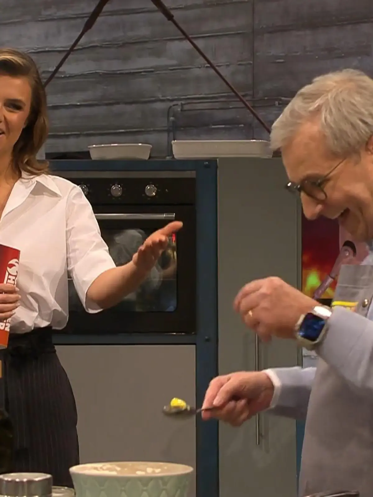 Da haben sich bei „Grill den Henssler" ja zwei gefunden: Laura Wontorra wird richtig neidisch, als sie hört, dass Studiogast und „RTL Direkt"-Moderator Jan Hofer schon einmal mit ihrem Lieblings-Star zusammen gesungen hat! Dabei kann sie doch jeden Song auswendig mitsingen, wie sie im Video behauptet. Aber dass Jan Hofer von ihrem Lieblings-Star auch noch als „Party-Animal of the Year" bezeichnet wurde, findet Laura dann doch „mega-cool".