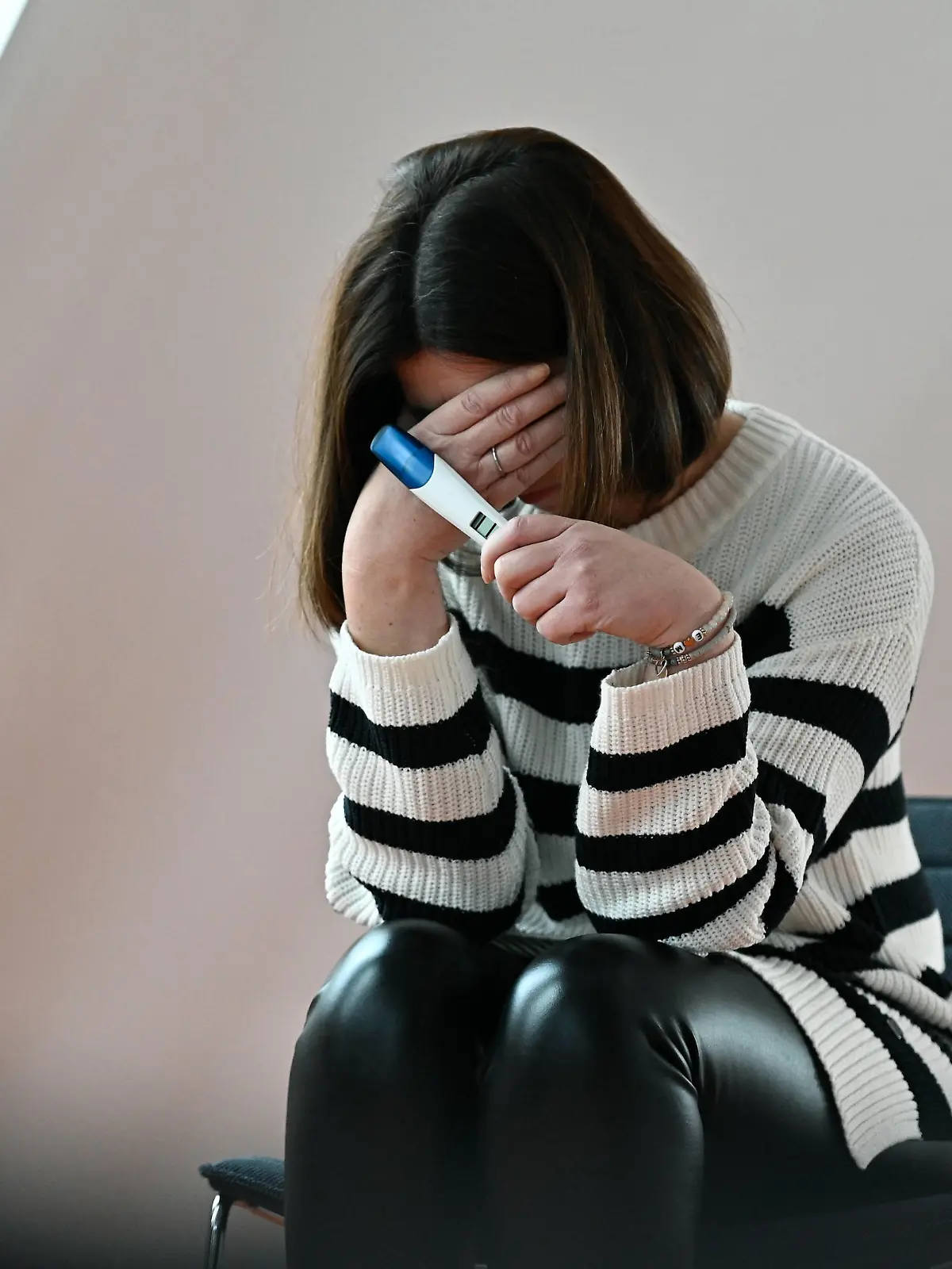 Frau mit einem positiven Schwangerschaftstest Themenfoto vom 01.02.2023. Ungewollt schwanger Fuer viele Frauen ist das ein echtes Dilemma. Denn nach wie vor ist ein Schwangerschaftsabbruch in Deutschland rechtswidrig. EDITORIAL USE ONLY *** Woman with a positive pregnancy test Theme photo from 01 02 2023 Unwanted pregnancy For many women, this is a real dilemma Because abortion is still illegal in Germany EDITORIAL USE ONLY Copyright: epd-bild/HeikexLyding _DSC8675