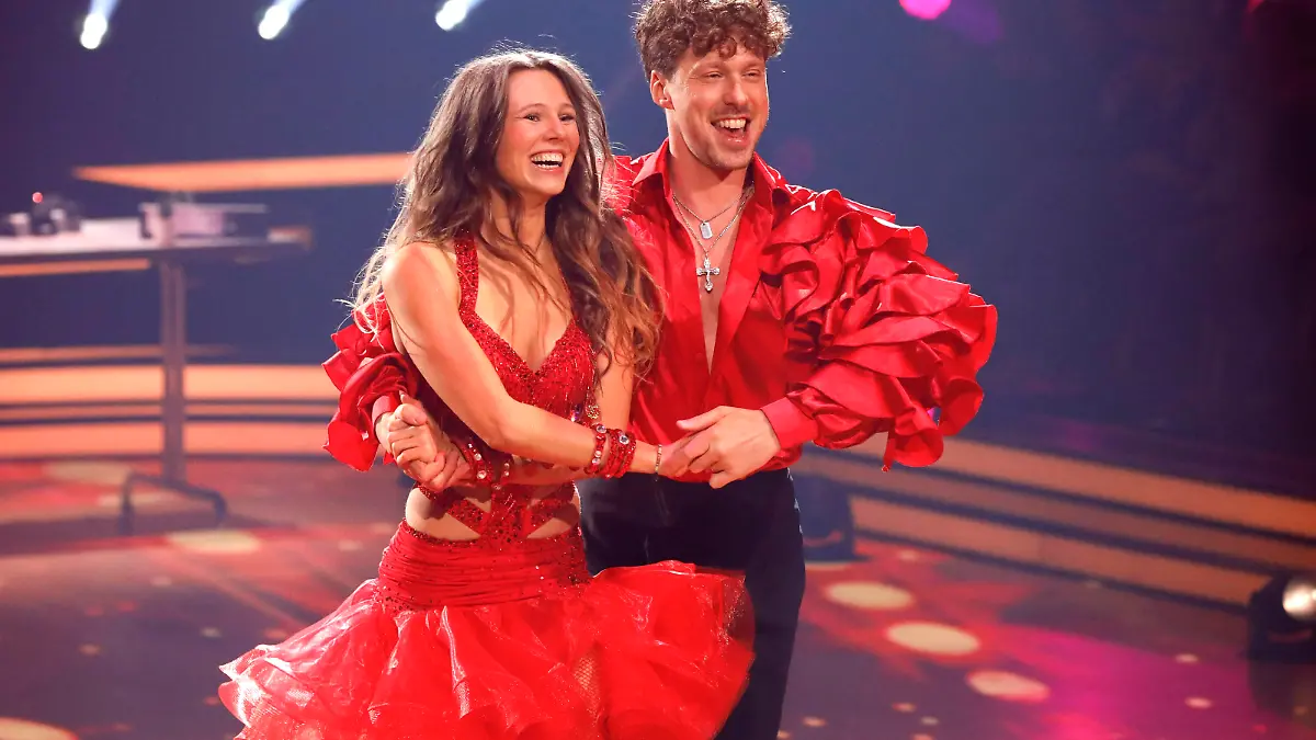 Ann-Kathrin Bendixen mit Valentin Lusin in der achten Live-Show der 17. Staffel der RTL-Tanzshow 'Let's Dance' im MMC Coloneum. Köln, 26.04.2024