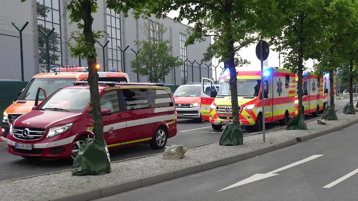 Fahrezeuge des Rettungsdienstes fahren zum Frankfurter Flughafen.