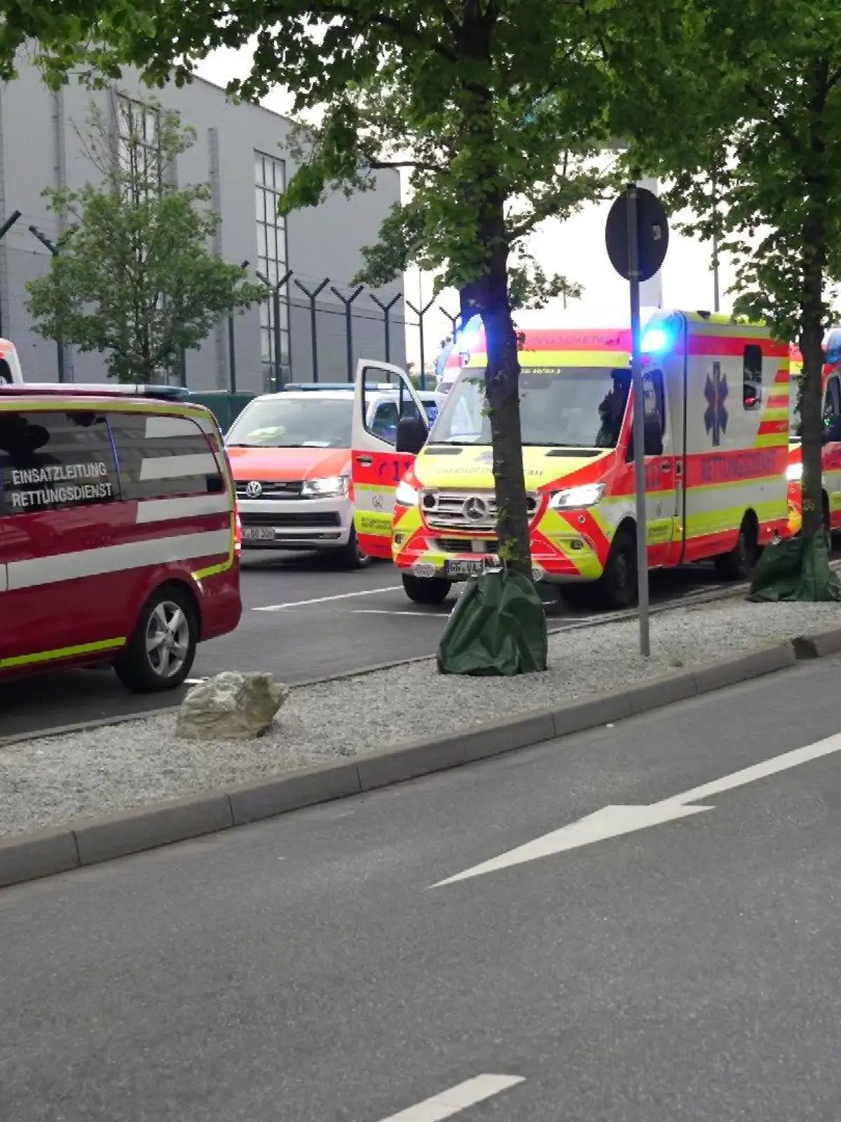 Fahrezeuge des Rettungsdienstes fahren zum Frankfurter Flughafen.