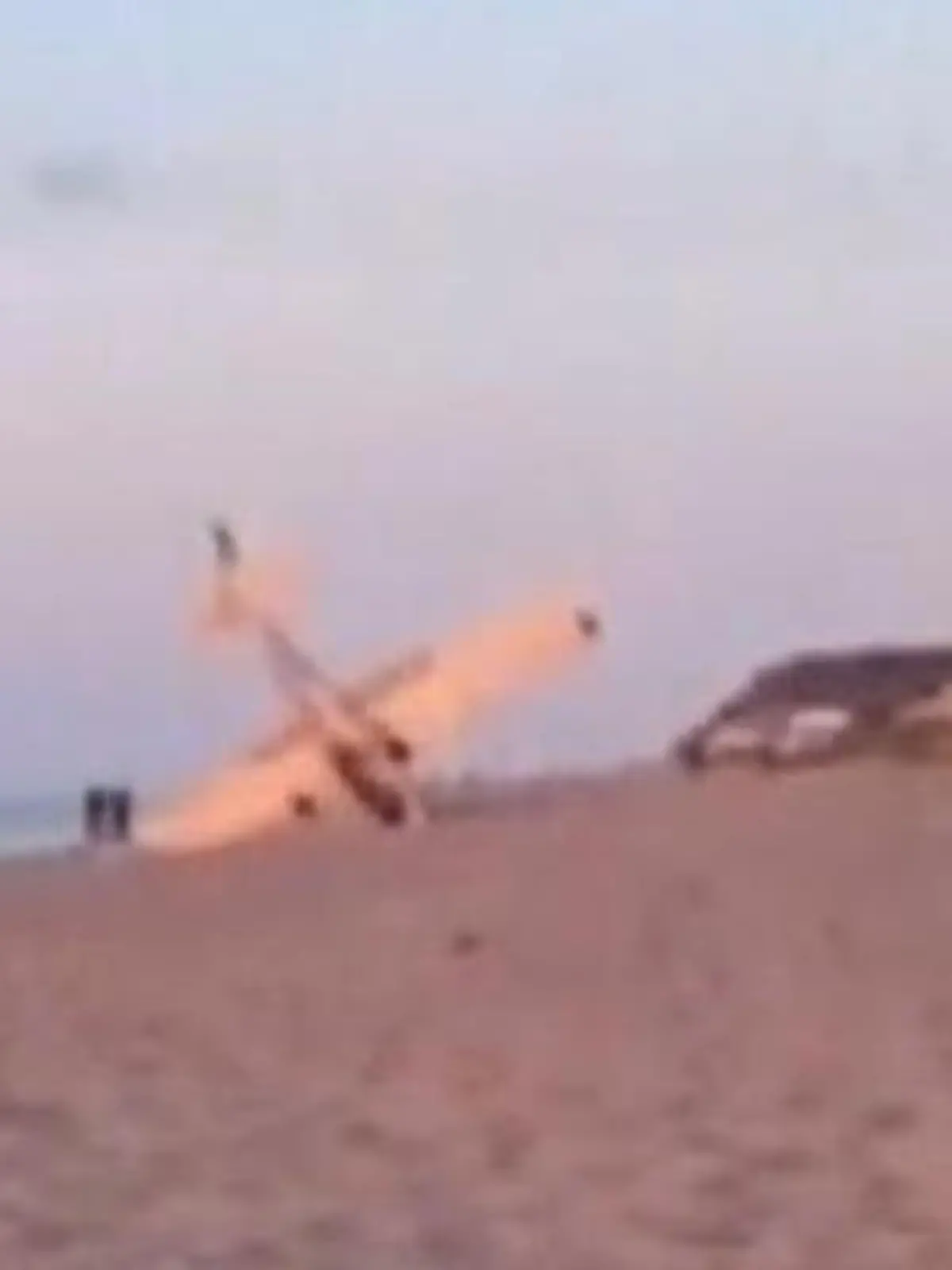 Der Sonnenuntergang am Strand von Long Island wird von einer Bruchlandung überschattet. Ein Kleinflugzeug nähert sich dem Strand gefährlich nahe, ehe es sich schließlich im Sand wiederfindet - und in einer ganz besonderen Position stecken bleibt.