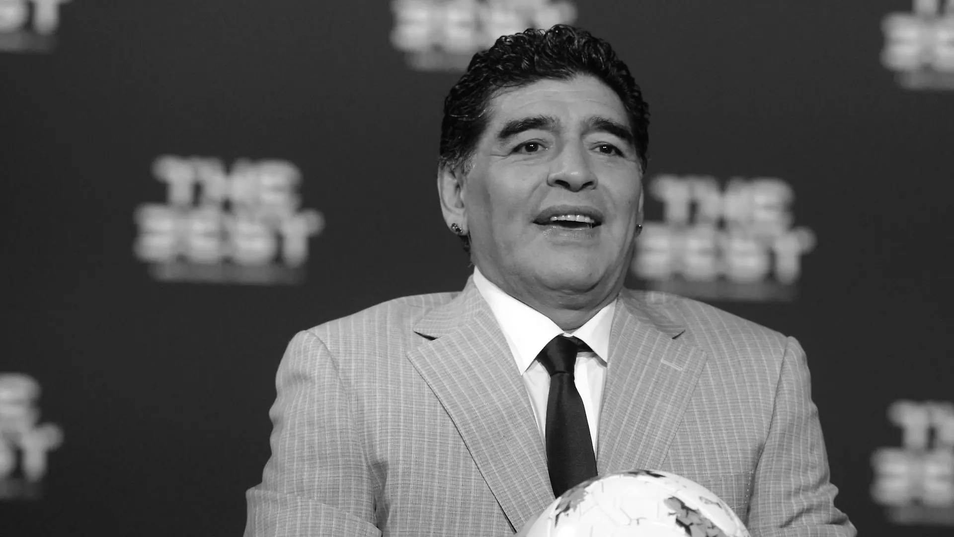 ARCHIV - 09.01.2017, Schweiz, Zürich: Fußball: Gala zur Wahl des Weltfußballers 2016 und der Weltfußballerin 2016. Der ehemalige argentinische Fußballspieler Diego Maradona kommt zur Gala. (zu dpa «Bericht: Medizinische Versorgung von Maradona zuletzt unzureichend») Foto: picture alliance / Patrick Seeger/dpa +++ dpa-Bildfunk +++