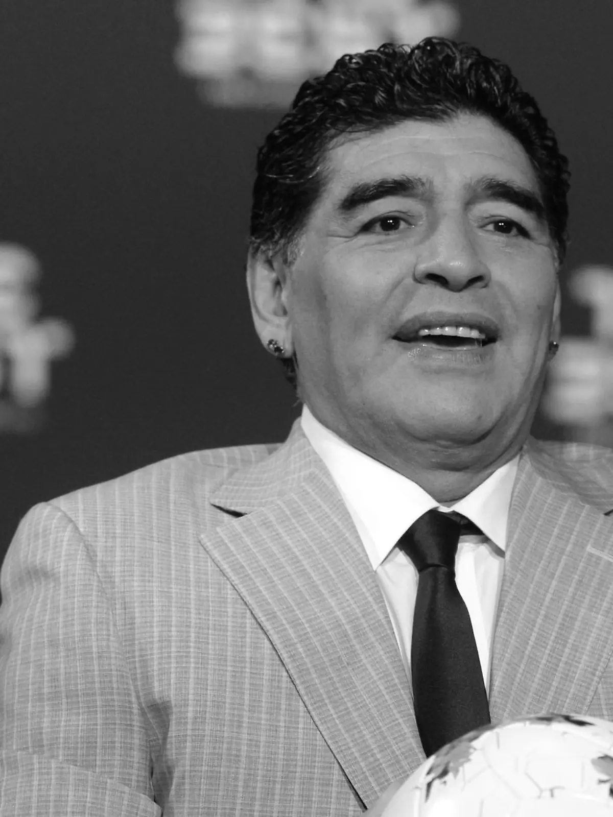 ARCHIV - 09.01.2017, Schweiz, Zürich: Fußball: Gala zur Wahl des Weltfußballers 2016 und der Weltfußballerin 2016. Der ehemalige argentinische Fußballspieler Diego Maradona kommt zur Gala. (zu dpa «Bericht: Medizinische Versorgung von Maradona zuletzt unzureichend») Foto: picture alliance / Patrick Seeger/dpa +++ dpa-Bildfunk +++