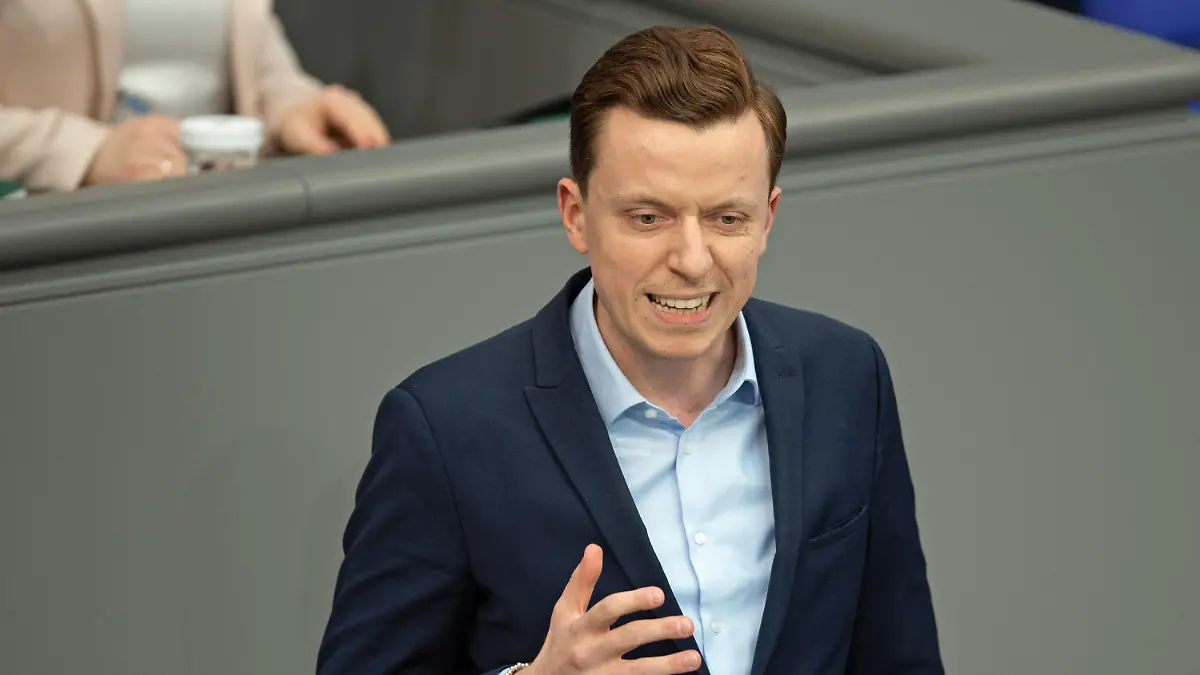 ARCHIV - 20.03.2024, Berlin: Adis Ahmetovic (SPD) spricht im Bundestag in der Aussprache nach der Regierungserklärung von Kanzler Scholz zum Europäischen Rat. (zu dpa: «SPD-Bundestagsabgeordneter Ahmetovic hat Krebs») Foto: Jonathan Penschek/dpa +++ dpa-Bildfunk +++