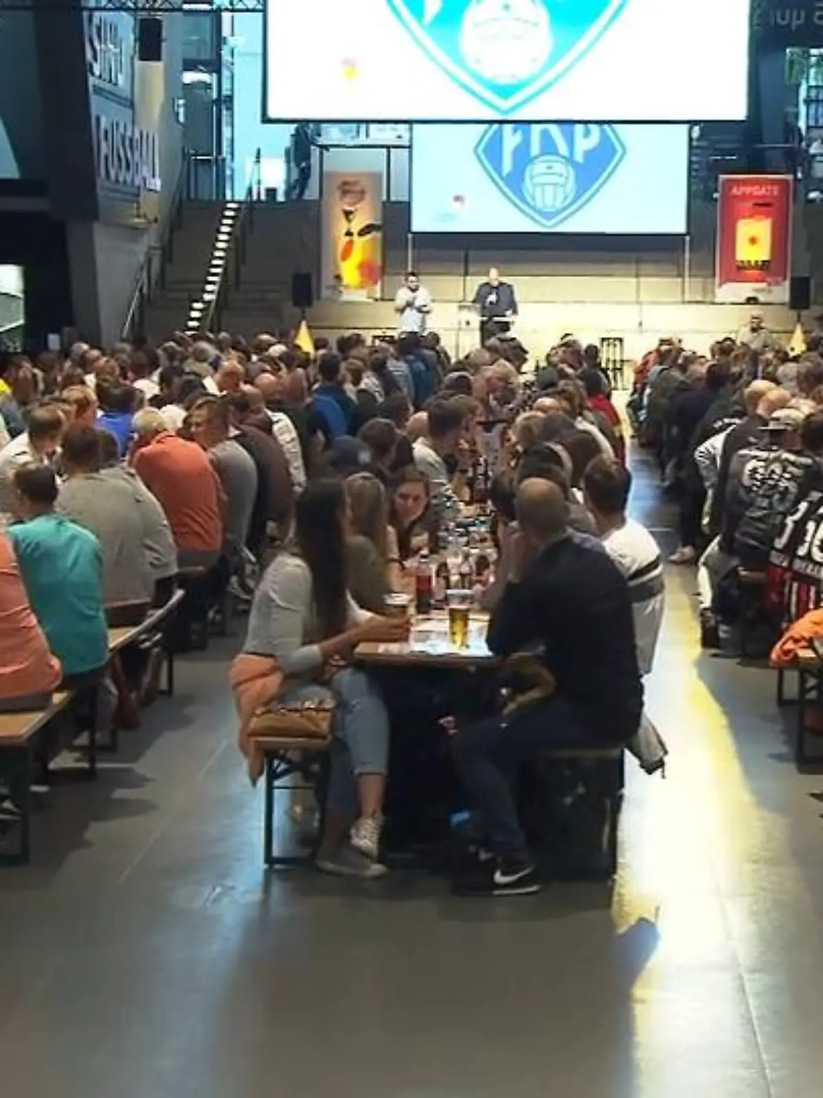 Bild zu: "Fußballbegeisterte quizzen in Dortmund"