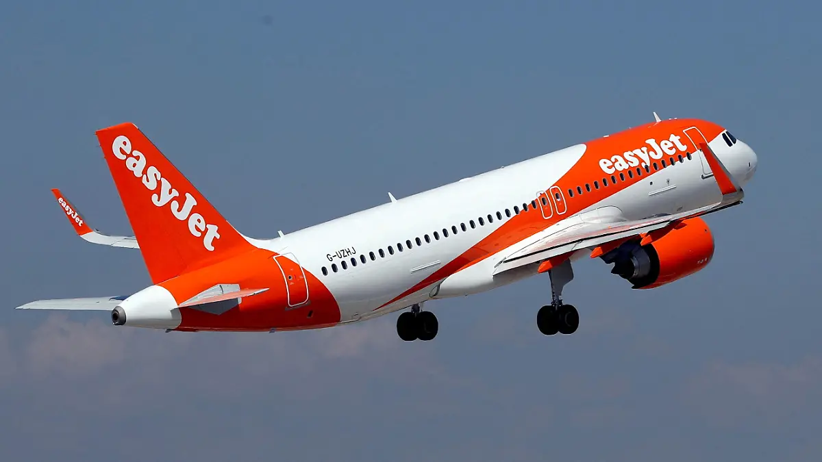 FILE PHOTO: An easyJet Airbus A320-251N takes off from Nice international airport in Nice, France, September 19, 2018.  REUTERS/Eric Gaillard/File Photo