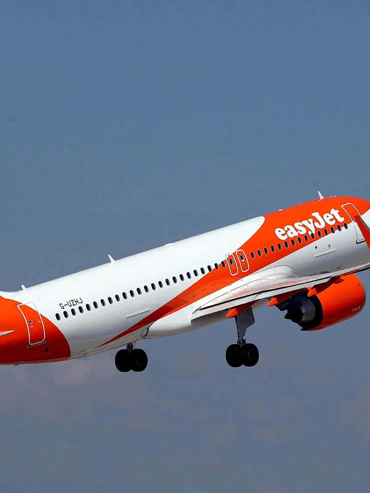 FILE PHOTO: An easyJet Airbus A320-251N takes off from Nice international airport in Nice, France, September 19, 2018.  REUTERS/Eric Gaillard/File Photo