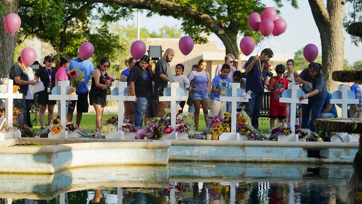 26.05.2022, USA, Uvalde: Menschen trauern um die Opfer des Massakers an einer Grundschule in Uvalde. Ein 18 Jahre alter Schütze hatte am Dienstag in der Kleinstadt Uvalde 19 Schulkinder und zwei Lehrkräfte erschossen. Foto: Wu Xiaoling/XinHua/dpa +++ dpa-Bildfunk +++
