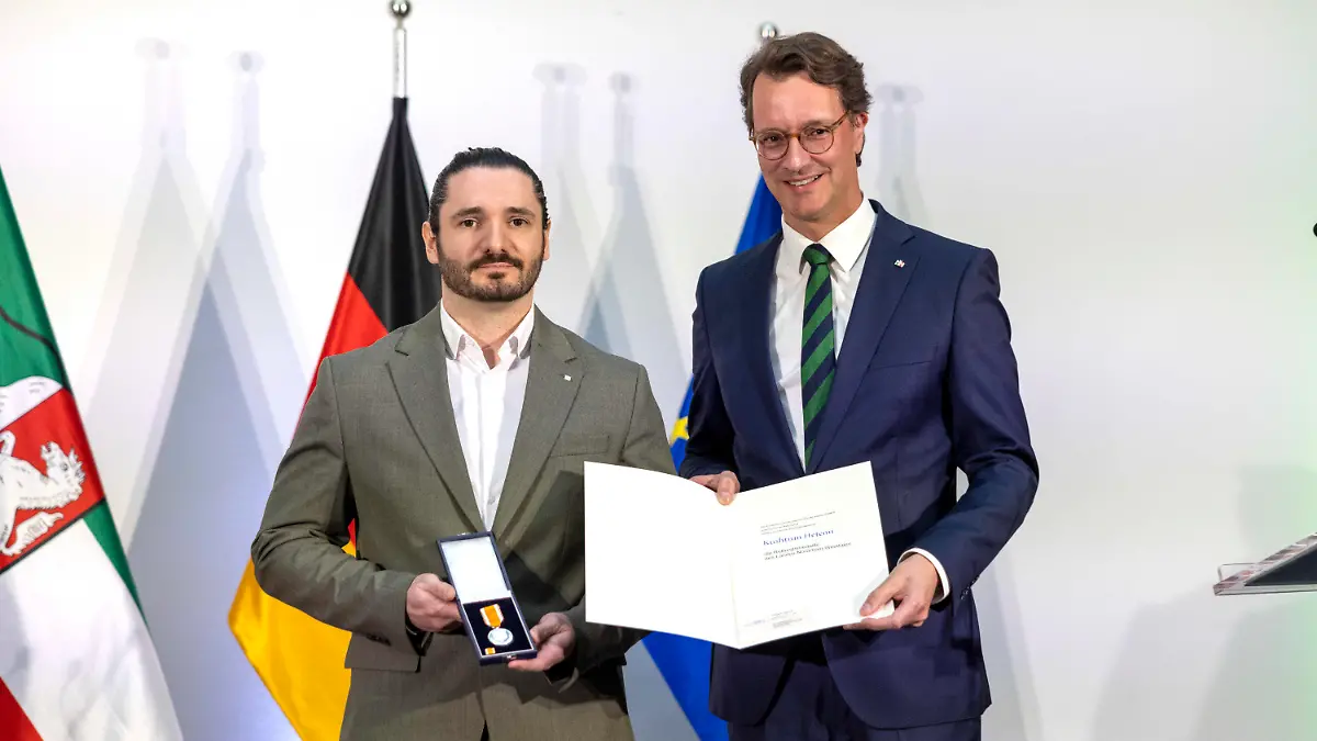 03.05.2024, Nordrhein-Westfalen, Düsseldorf: Hendrik Wüst (CDU, r), Ministerpräsident von Nordrhein-Westfalen, steht neben Kushtrim Hetemi aus Würselen, der am 27. Juli 2021 das Herunterstürzen einer Frau von einer Autobahnbrücke verhinderte. Foto: Thomas Banneyer/dpa +++ dpa-Bildfunk +++