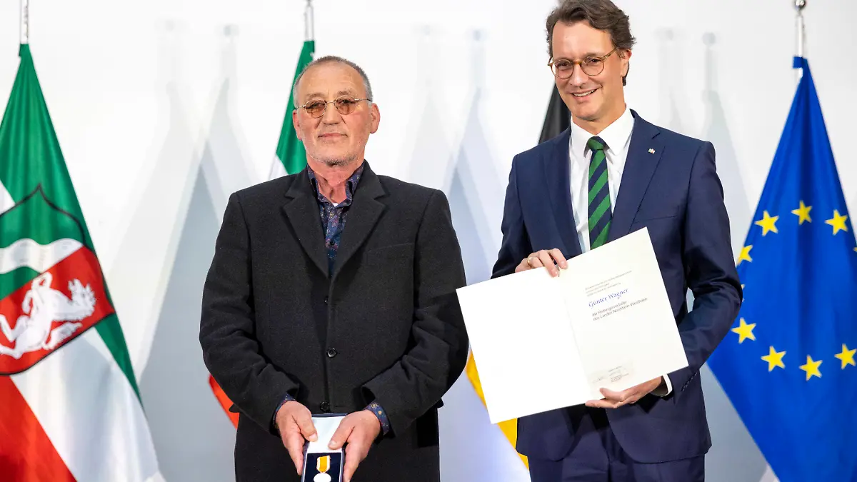 03.05.2024, Nordrhein-Westfalen, Düsseldorf: Hendrik Wüst (CDU, r), Ministerpräsident von Nordrhein-Westfalen, steht neben Günter Wagner aus Blankenheim, der am 19. Dezember 2021 dazwischen ging, als eine Frau von ihrem Hund angegriffen und schwer verletzt wird. Foto: Thomas Banneyer/dpa +++ dpa-Bildfunk +++