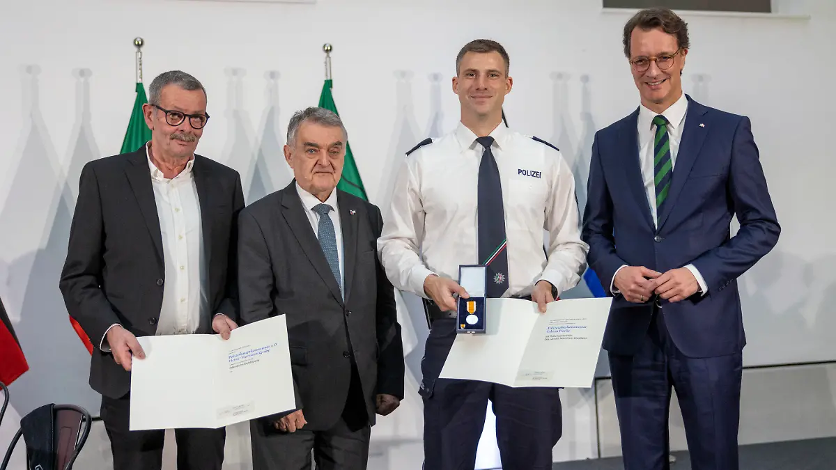 03.05.2024, Nordrhein-Westfalen, Düsseldorf: Hendrik Wüst (CDU, r), Ministerpräsident von Nordrhein-Westfalen steht mit Herbert Reul (2 v.l.) Minister des Innern des Landes Nordrhein-Westfalen neben Polizeioberkommissar Fabian Heeke aus Osnabrück, der am 1. April 2022 einen Mann vor dem Ertrinken aus dem Dortmund-Ems-Kanal rettete. Polizeihauptkommissar a.D. Heinz-Hermann Grabe (l) aus Nottuln unterstützte die Rettung und erhält dafür eine ffentliche Belobigung. Foto: Thomas Banneyer/dpa +++ dpa-Bildfunk +++