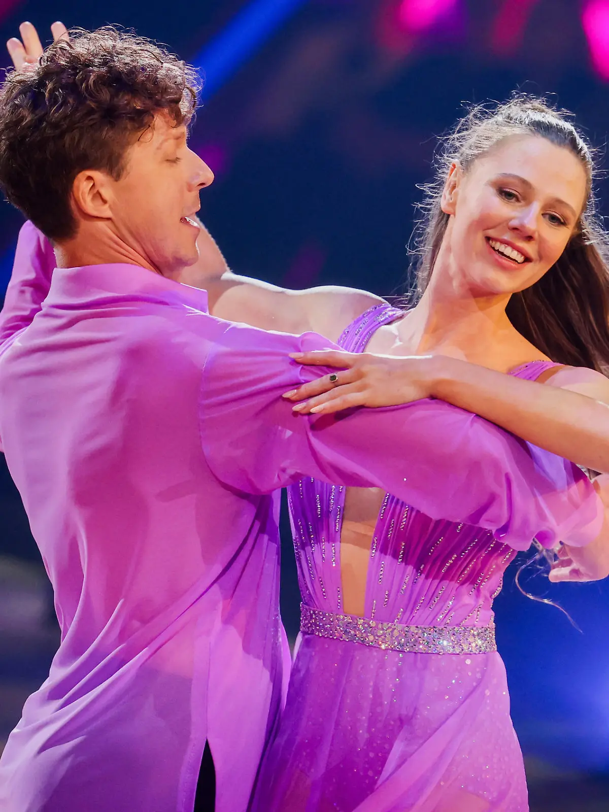 03.05.2024, Nordrhein-Westfalen, Köln: Ann-Kathrin Bendixen, Influencerin, und Valentin Lusin, Profitänzer, tanzen in der RTL-Tanzshow ·Let's Dance· im Coloneum. Foto: Rolf Vennenbernd/dpa +++ dpa-Bildfunk +++
