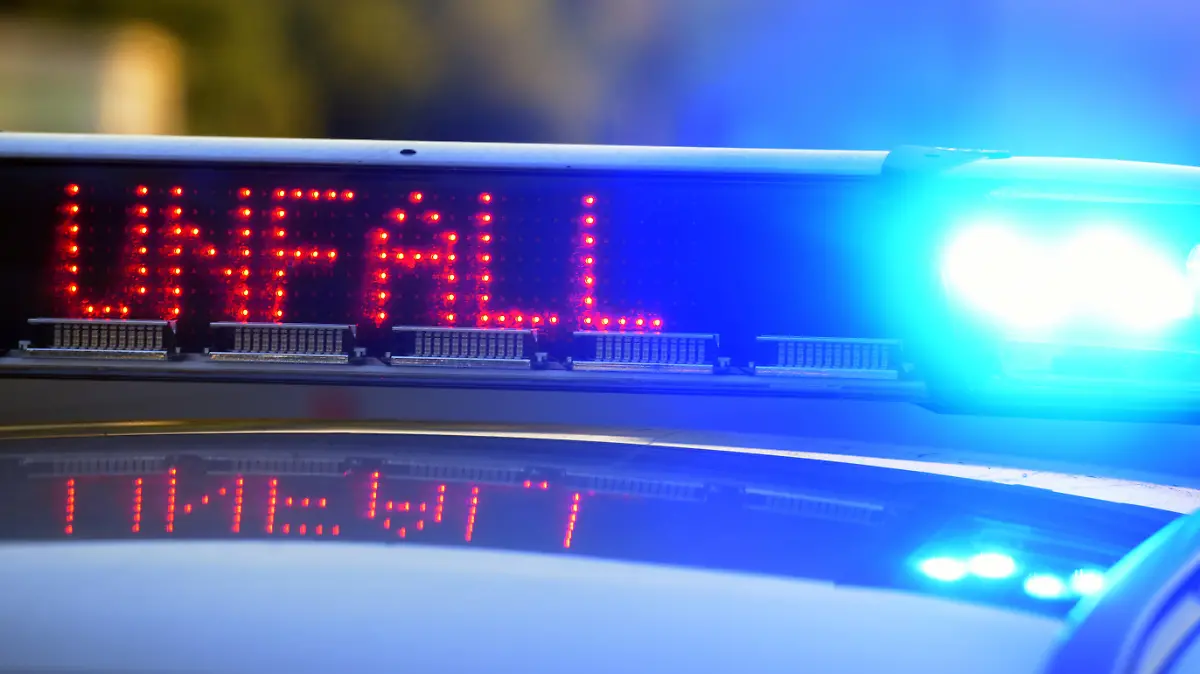 ARCHIV - 12.06.2017, Bayern, Günzburg: Auf einem Polizeifahrzeug warnt eine Leuchtschrift vor einer Unfallstelle. (zu dpa: «Motorradfahrer stirbt nach Unfall auf B39») Foto: Stefan Puchner/dpa +++ dpa-Bildfunk +++