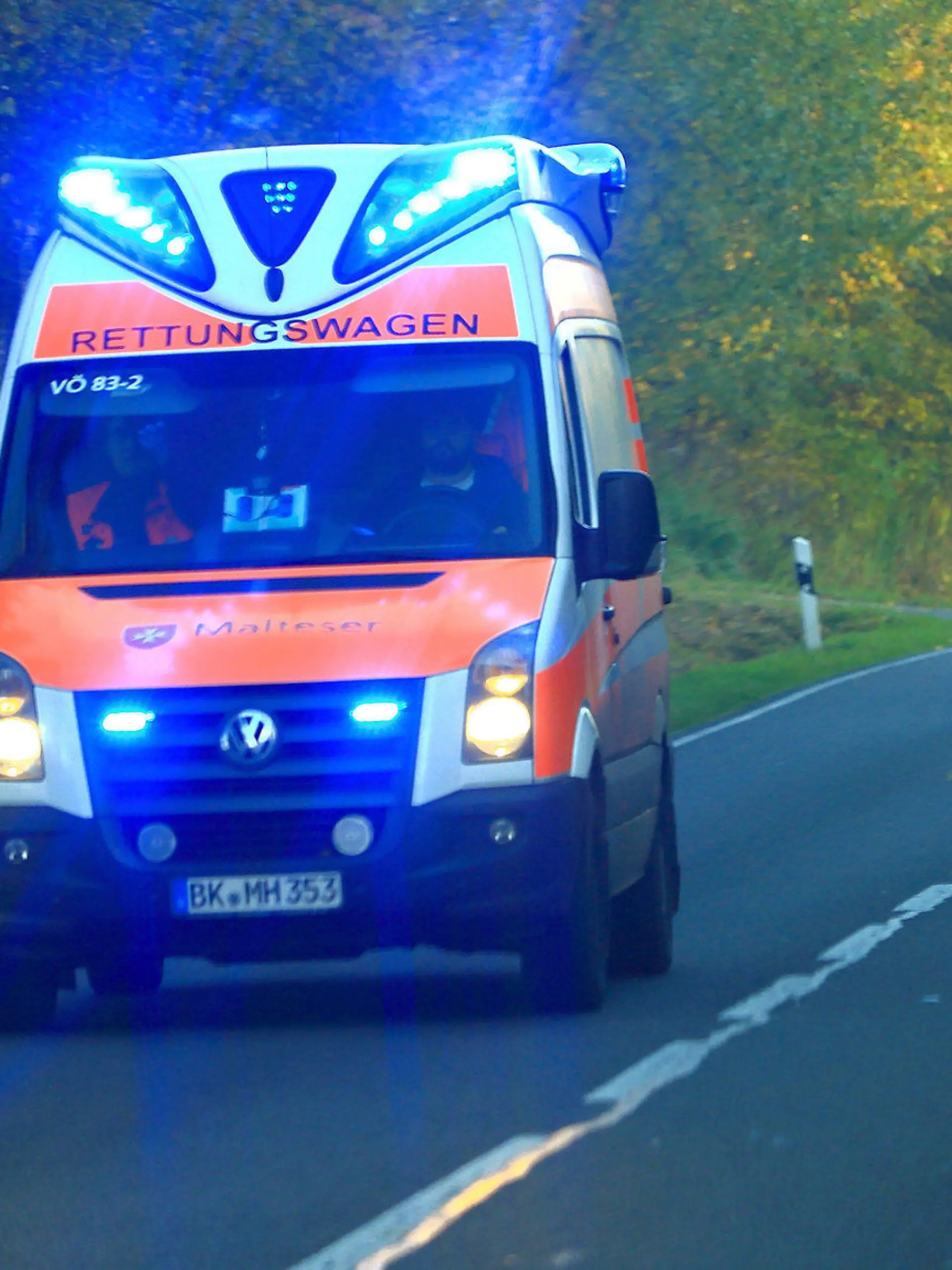 ARCHIV - 01.11.2015, Sachsen-Anhalt, Marienborn: Ein Rettungswagen vom Malteser Hilfsdienst ist auf einer Landstraße in Sachsen-Anhalt im Einsatz. (zu dpa: «Mann stirbt bei Unfall in der Nähe von Naumburg») Foto: Jens Wolf/dpa +++ dpa-Bildfunk +++
