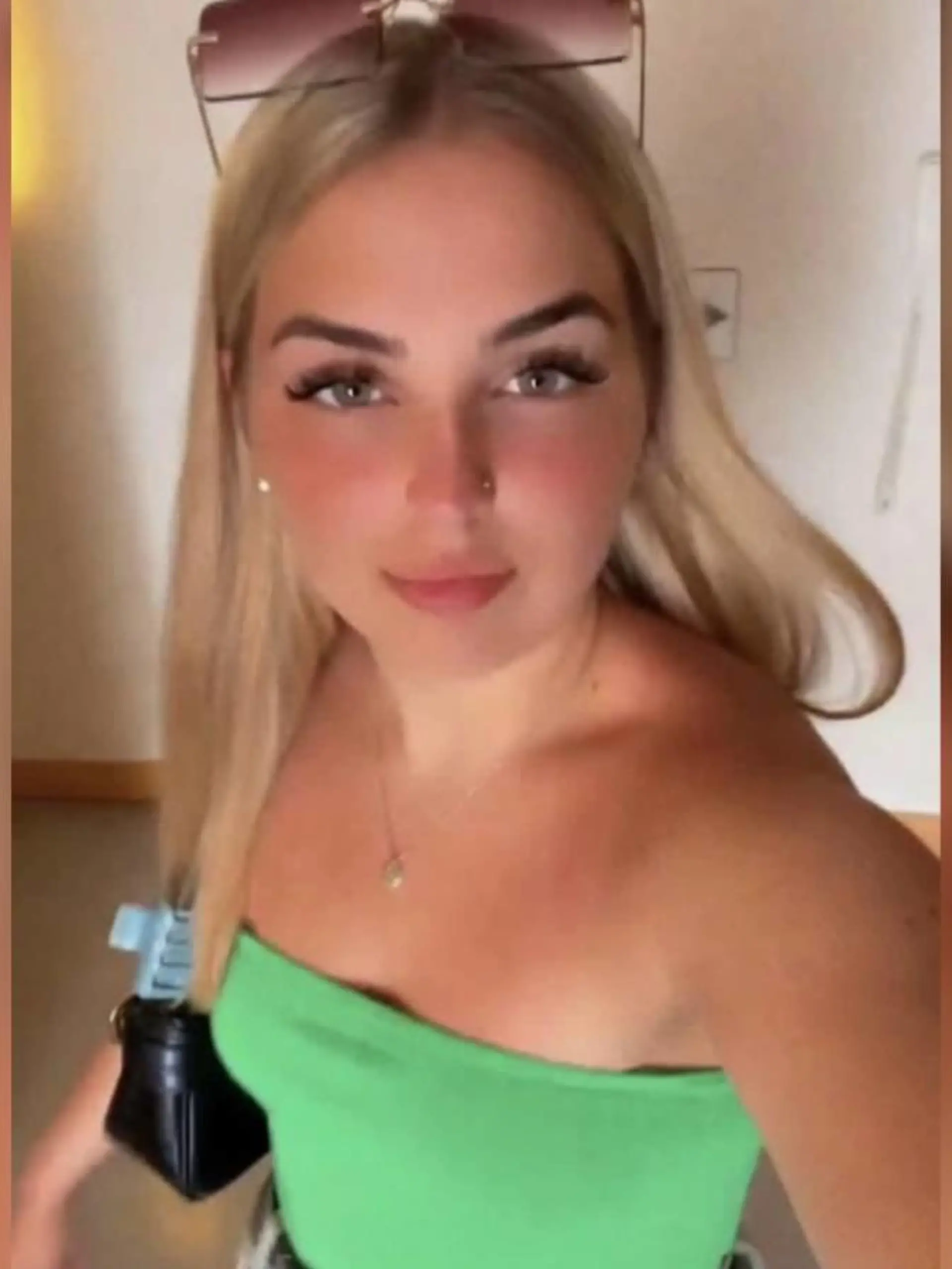 Ella Pick ist mit Freundinnen im Griechenland-Urlaub, als sie merkt, dass etwas nicht stimmt.