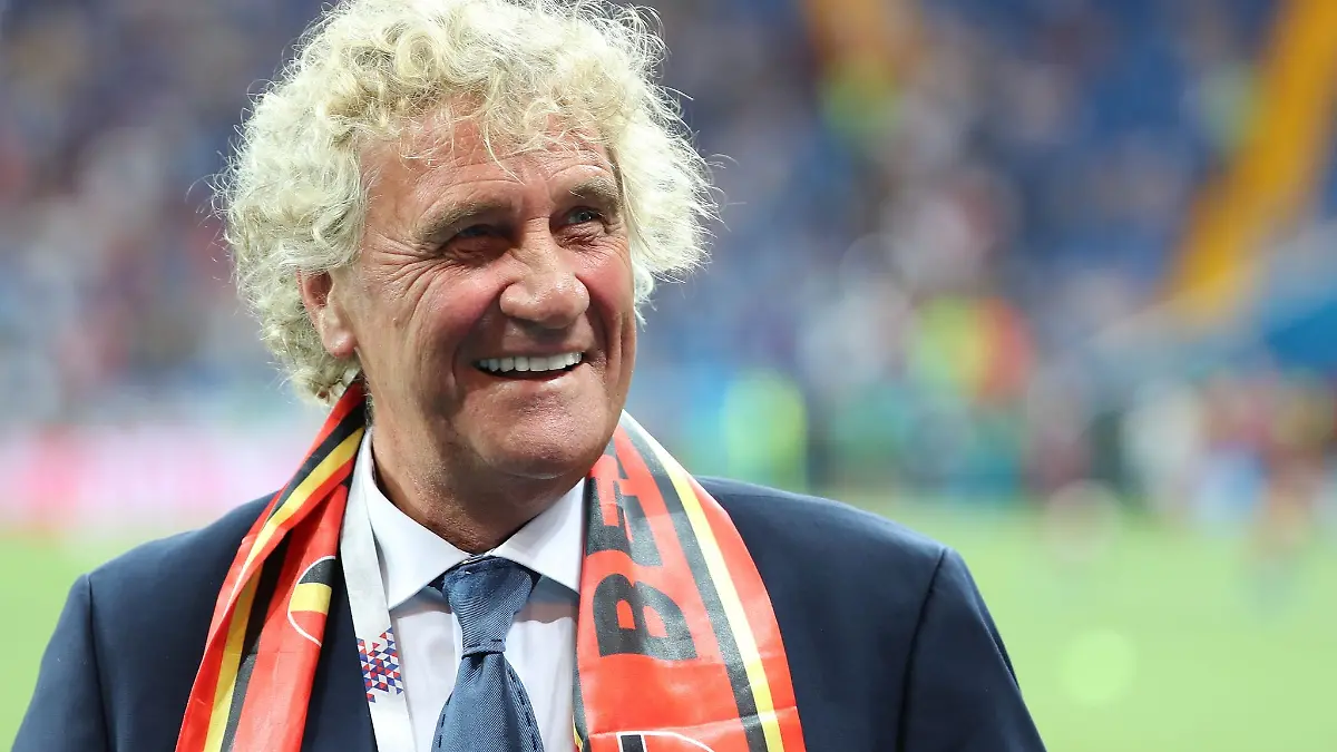 Der ehemalige belgische Torhüter Jean-Marie Pfaff steht an der Seitenlinie.