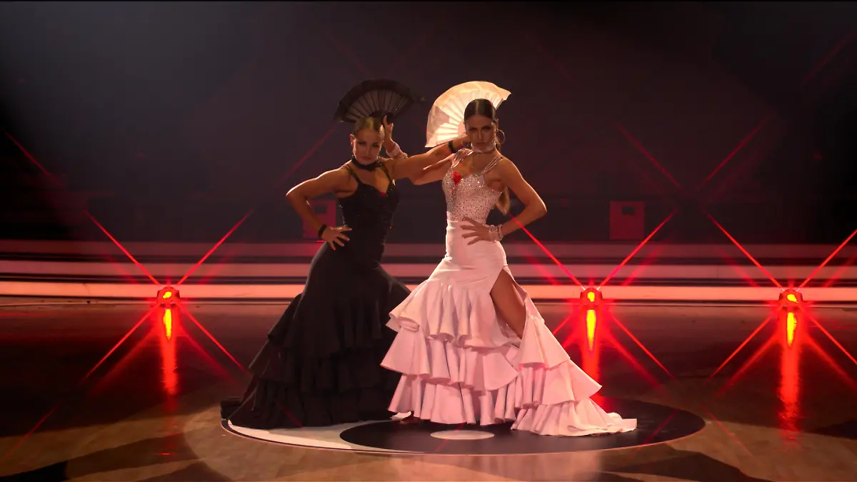 Oxana und Ekat starten ihre Performance mit Flamenco