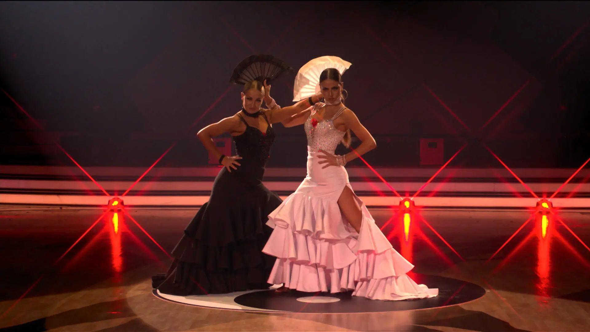 Oxana und Ekat starten ihre Performance mit Flamenco